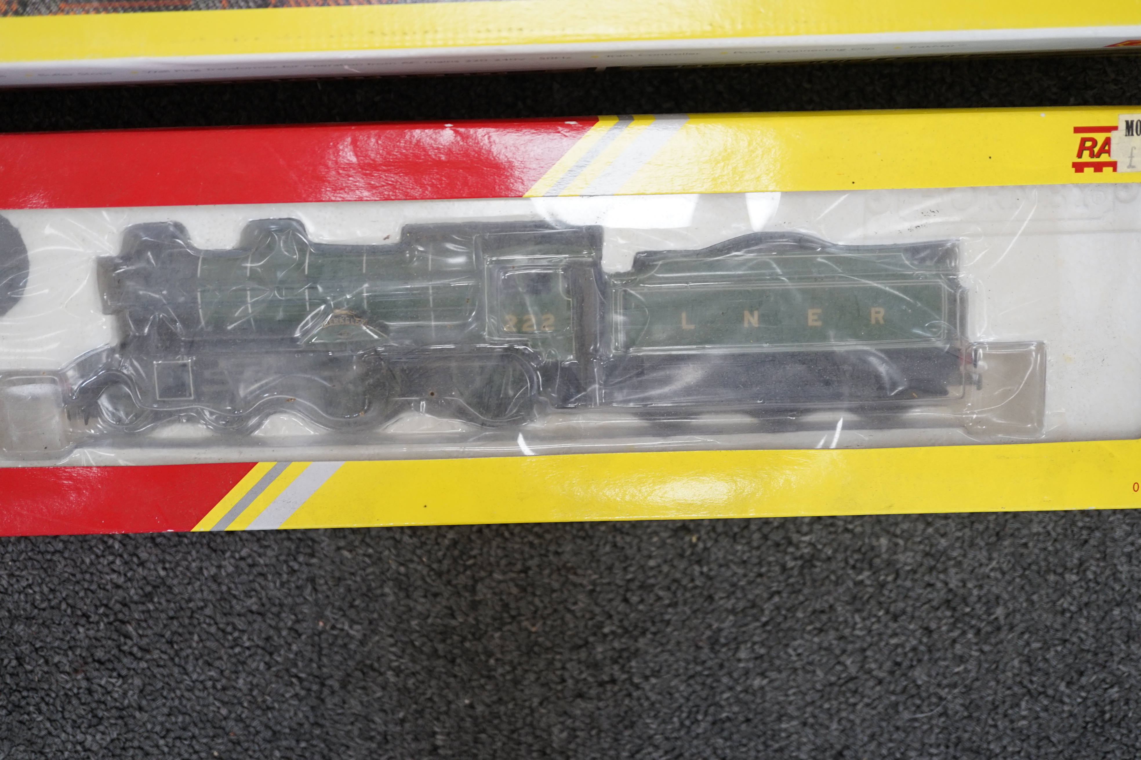 Nine Hornby 00 gauge LNER model railway items, including; a Flying Scotsman train set (R1019) - Image 4 of 8