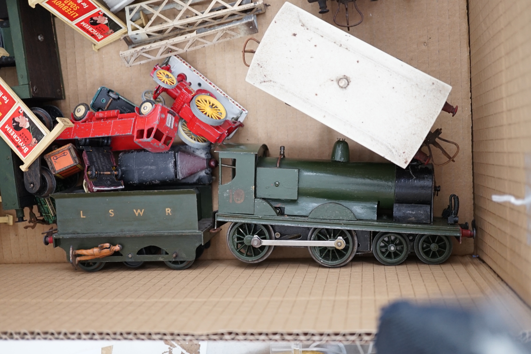 Fourteen 0 gauge tinplate etc. railway items, including three clockwork locomotives; an LSWR 4-4-0 - Image 20 of 20