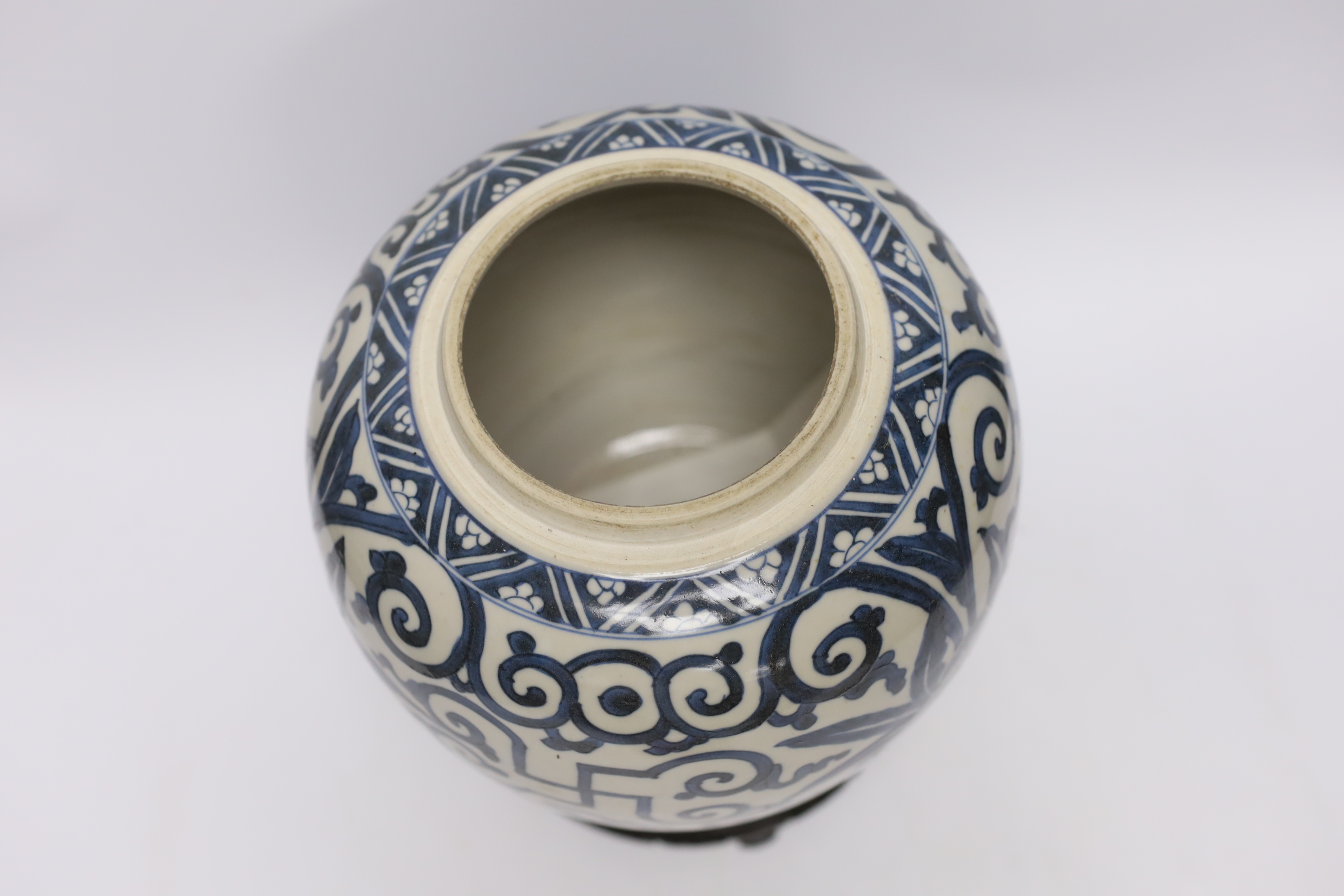 A 19th century Chinese blue and white jar and cover, with stand, 29cm total (including stand) - Image 4 of 5