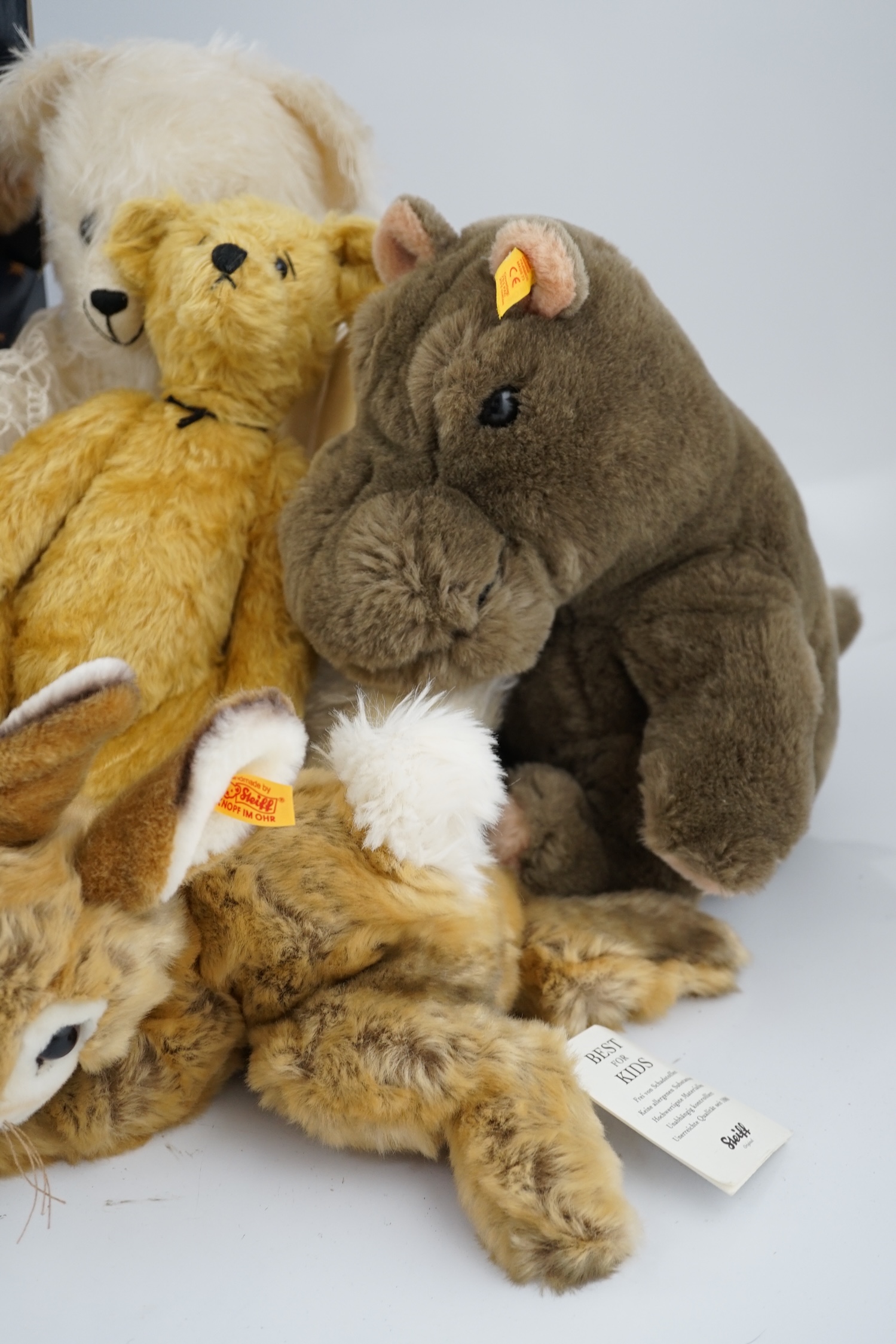 Two Merrythought John Lewis bears, a Harrodd 2000 bear, a Steiff yellow tag rabbit, two Deans bears, - Bild 12 aus 12