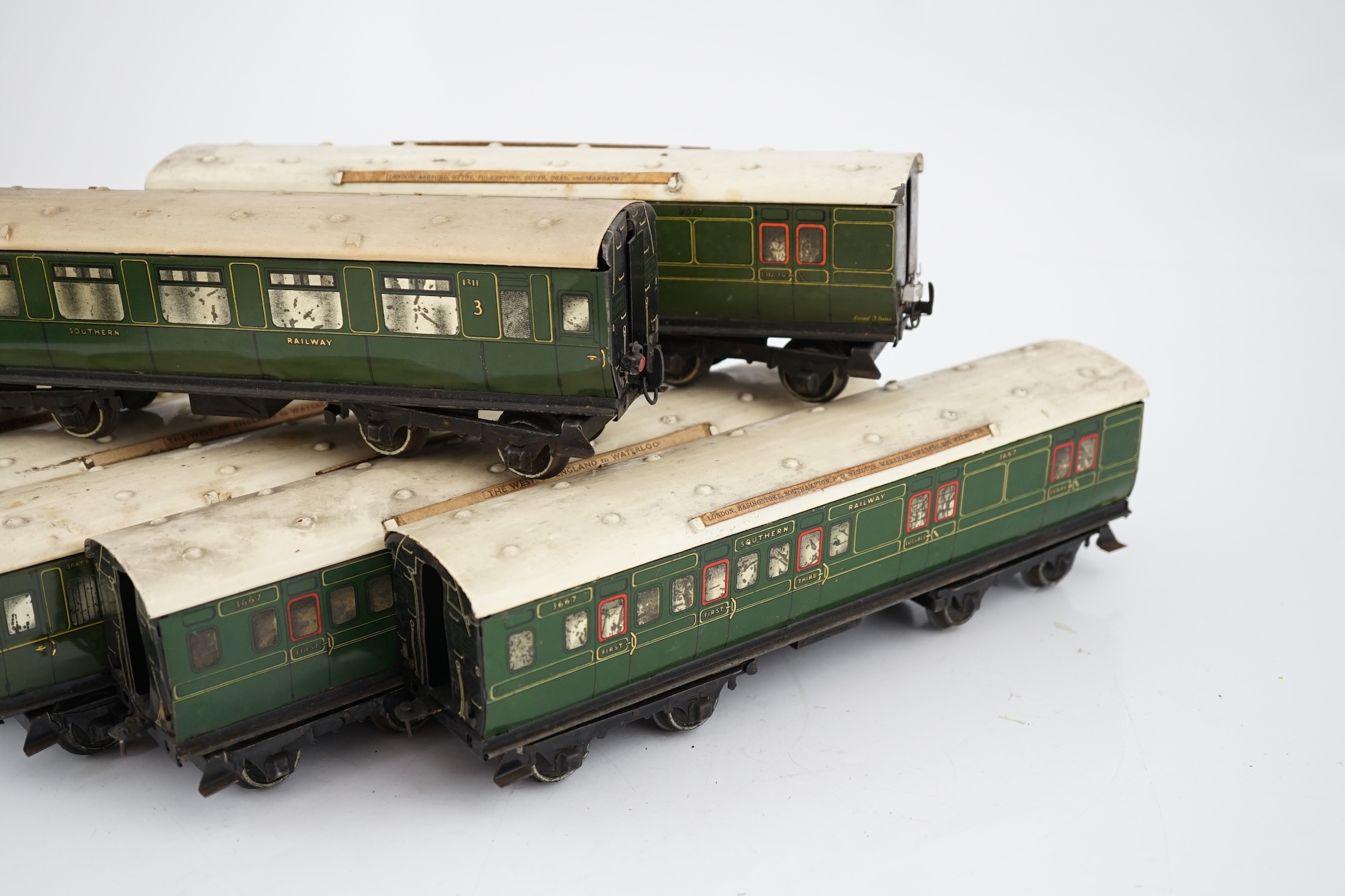 Seven Hornby 0 gauge tinplate No.2 coaches in Southern Railway livery - Image 8 of 10