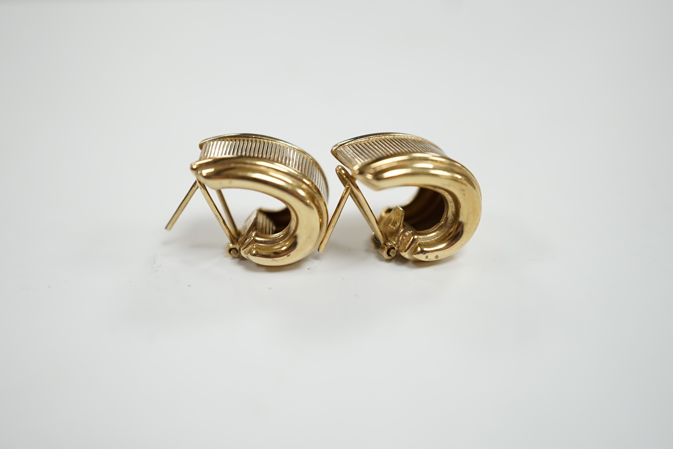 A modern pair of 375 earrings, with central textured band, 18mm, 4.9 grams. - Image 2 of 4