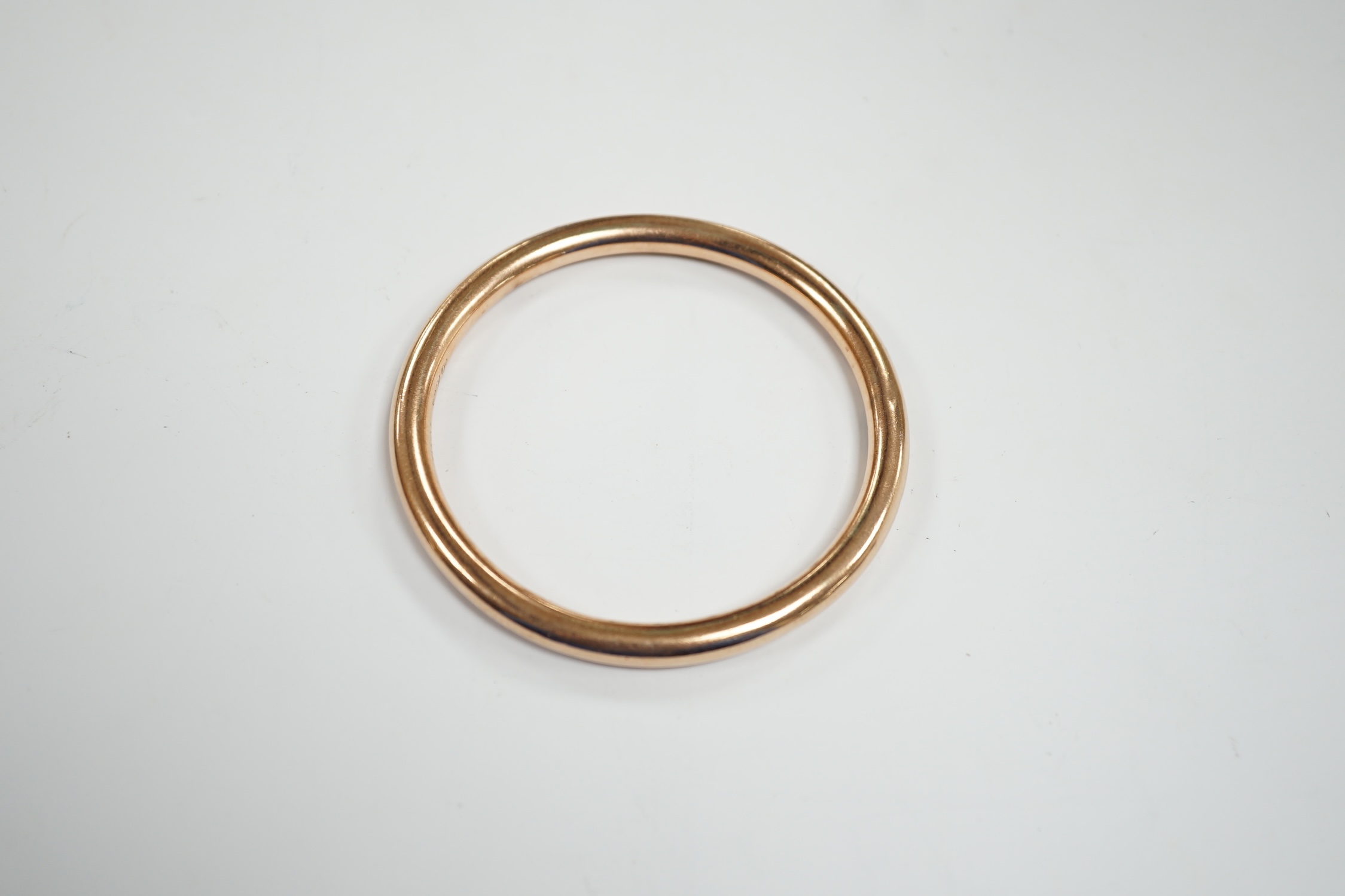 A George V 9ct gold hollow bangle, interior diameter 67mm, 13.8 grams. - Image 2 of 4