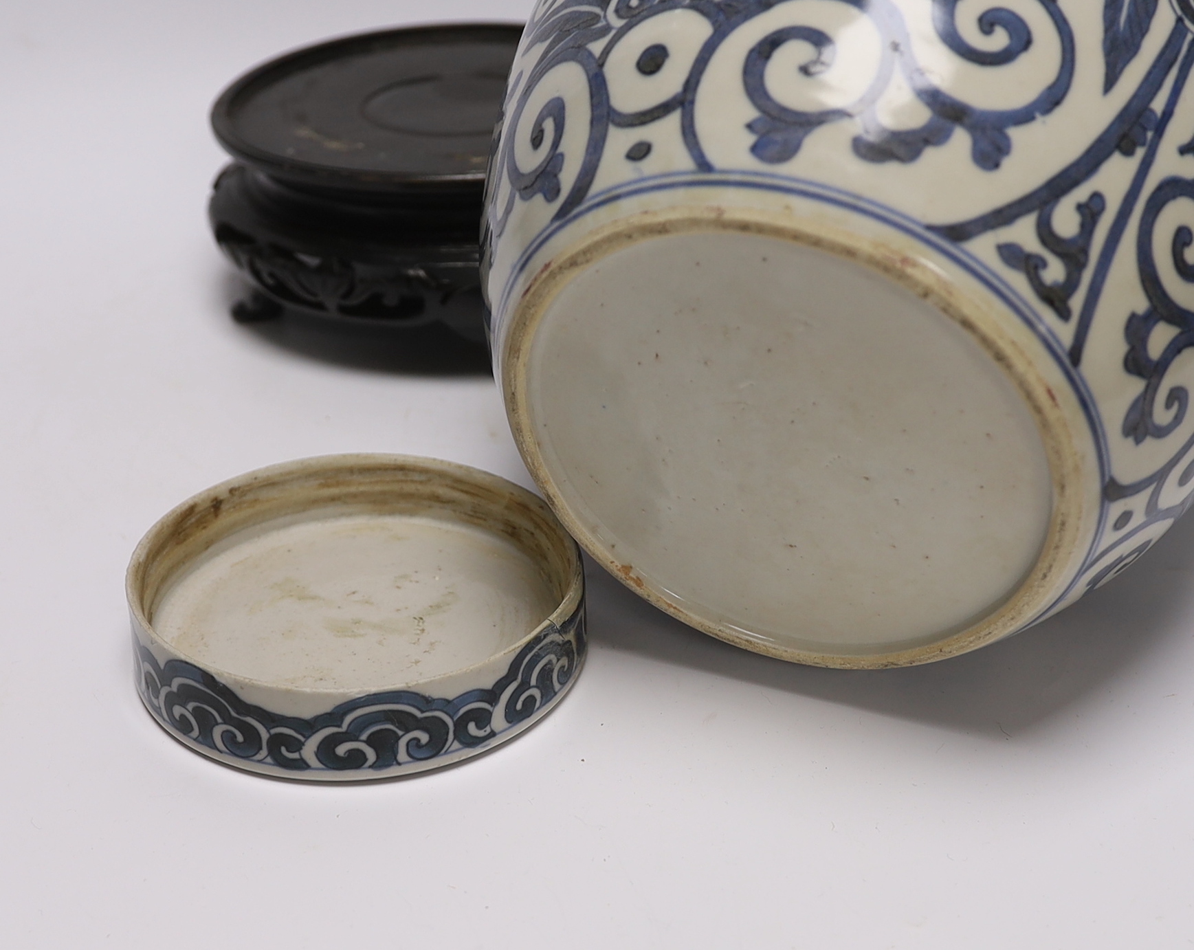 A 19th century Chinese blue and white jar and cover, with stand, 29cm total (including stand) - Image 5 of 5