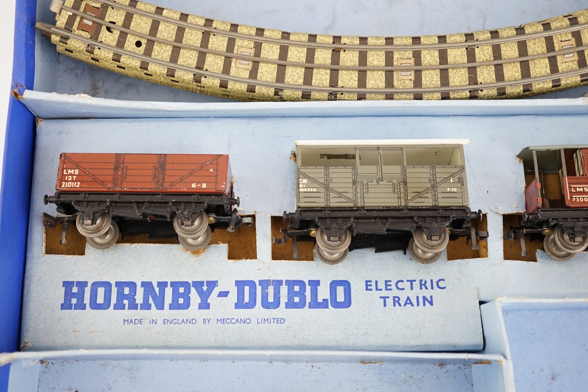 A collection of Hornby Dublo railway for 3-rail running, including; a boxed EDG7 Tank Goods Train - Bild 15 aus 22