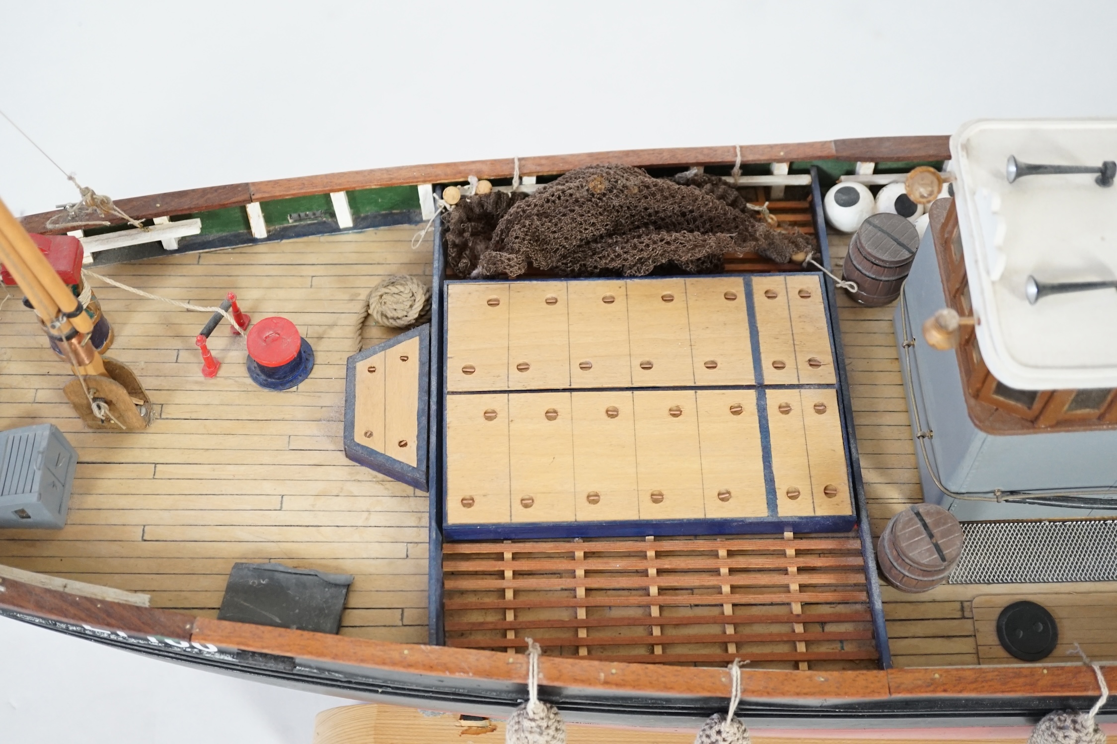 A kit-built Maxwell Hemmens pond yacht style model of a herring drifter, LT100, 120cm long, a well - Image 4 of 9