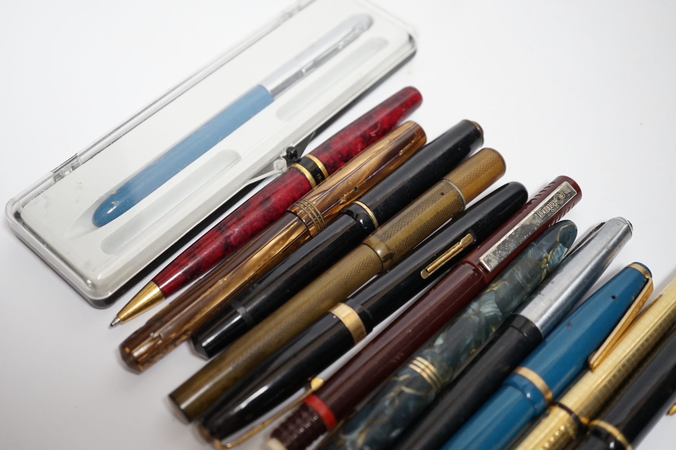 A quantity of fountain pens including Watermans and Sheaffer - Image 4 of 4