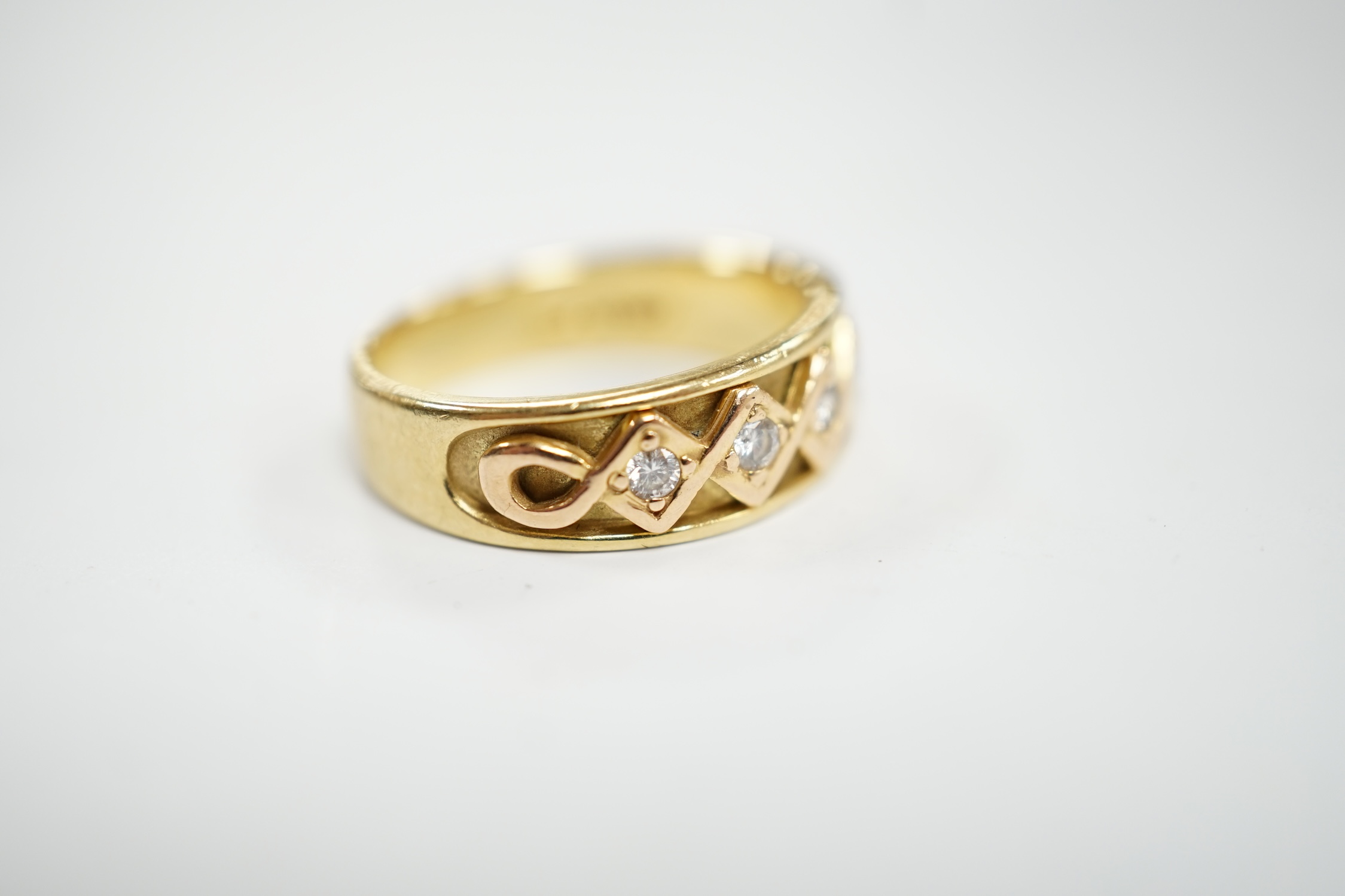 A modern 18ct gold and five stone diamond set half hoop ring, size O, gross weight 6.2 grams. - Image 3 of 5