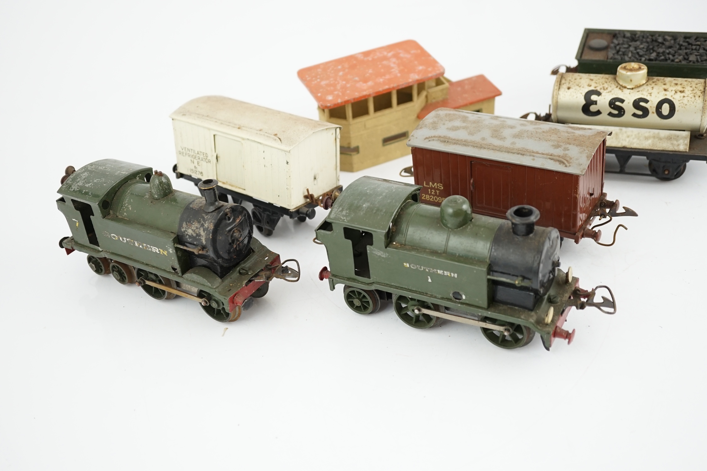 Fourteen 0 gauge tinplate etc. railway items, including three clockwork locomotives; an LSWR 4-4-0 - Image 13 of 20