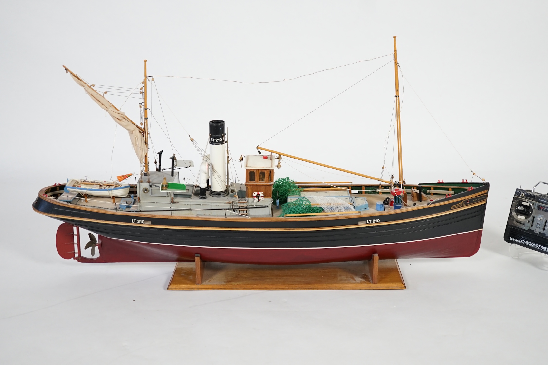 A kit-built Maxwell Hemmens pond yacht style live steam model of a herring drifter, LT210, 120cm - Image 2 of 10