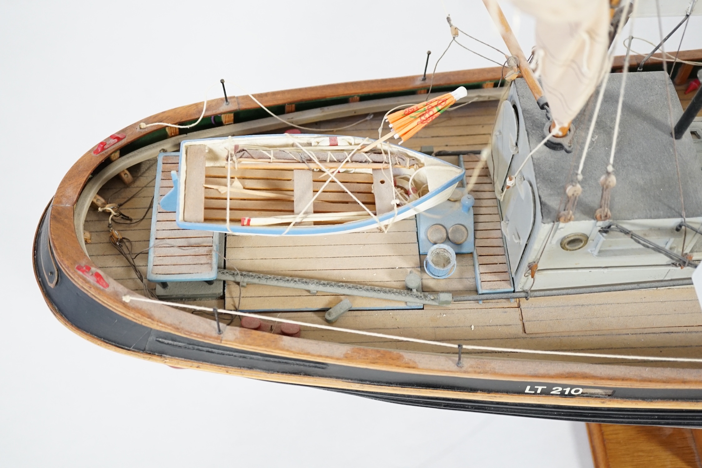 A kit-built Maxwell Hemmens pond yacht style live steam model of a herring drifter, LT210, 120cm - Image 3 of 10