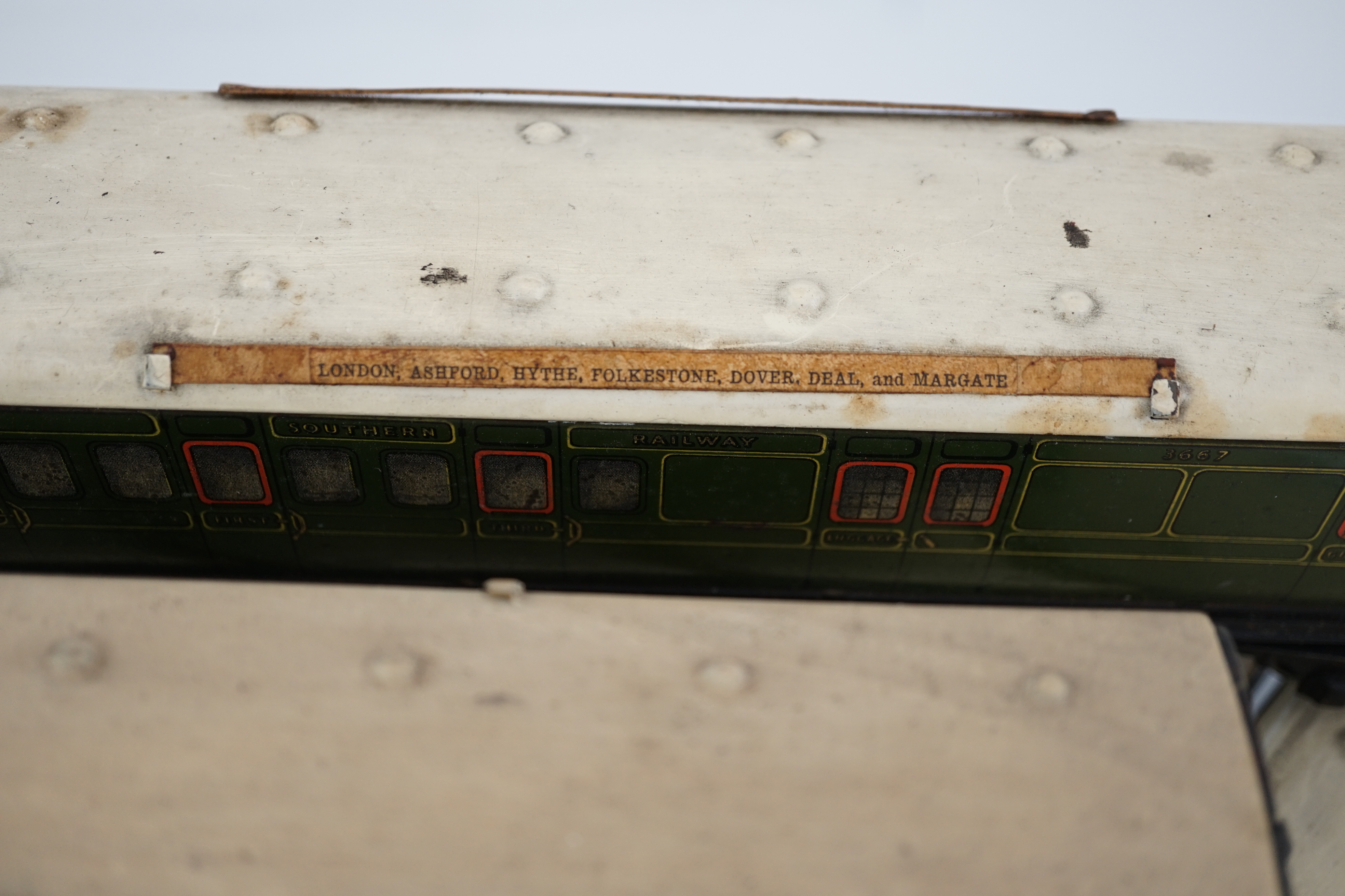 Seven Hornby 0 gauge tinplate No.2 coaches in Southern Railway livery - Bild 5 aus 10