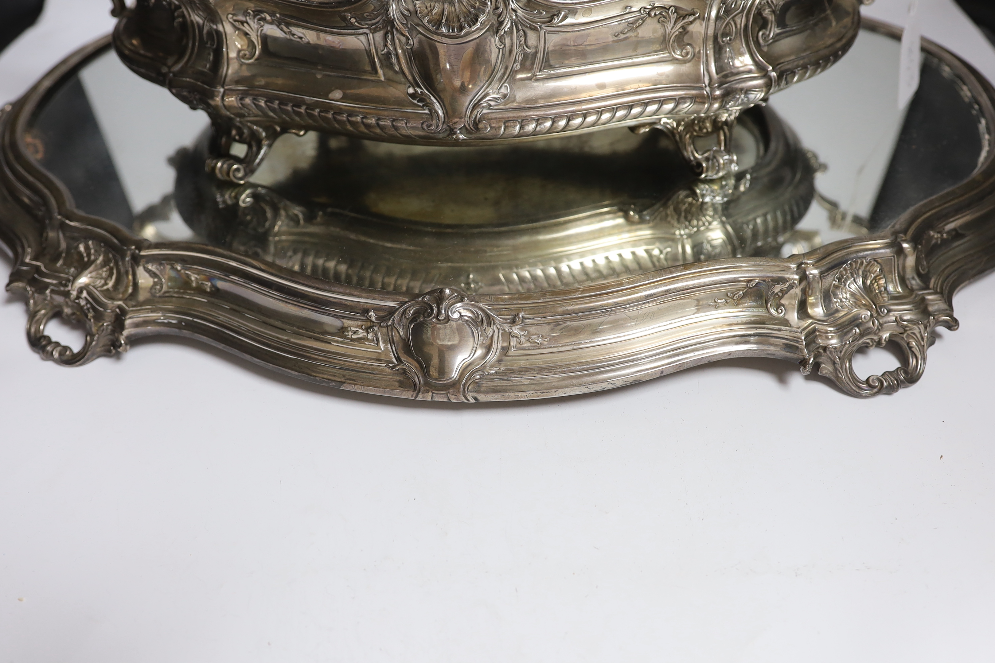 A large ornate Belgian? 800 standard white metal two handled oval centrepiece, 53cm, 46.1oz, with - Bild 3 aus 3