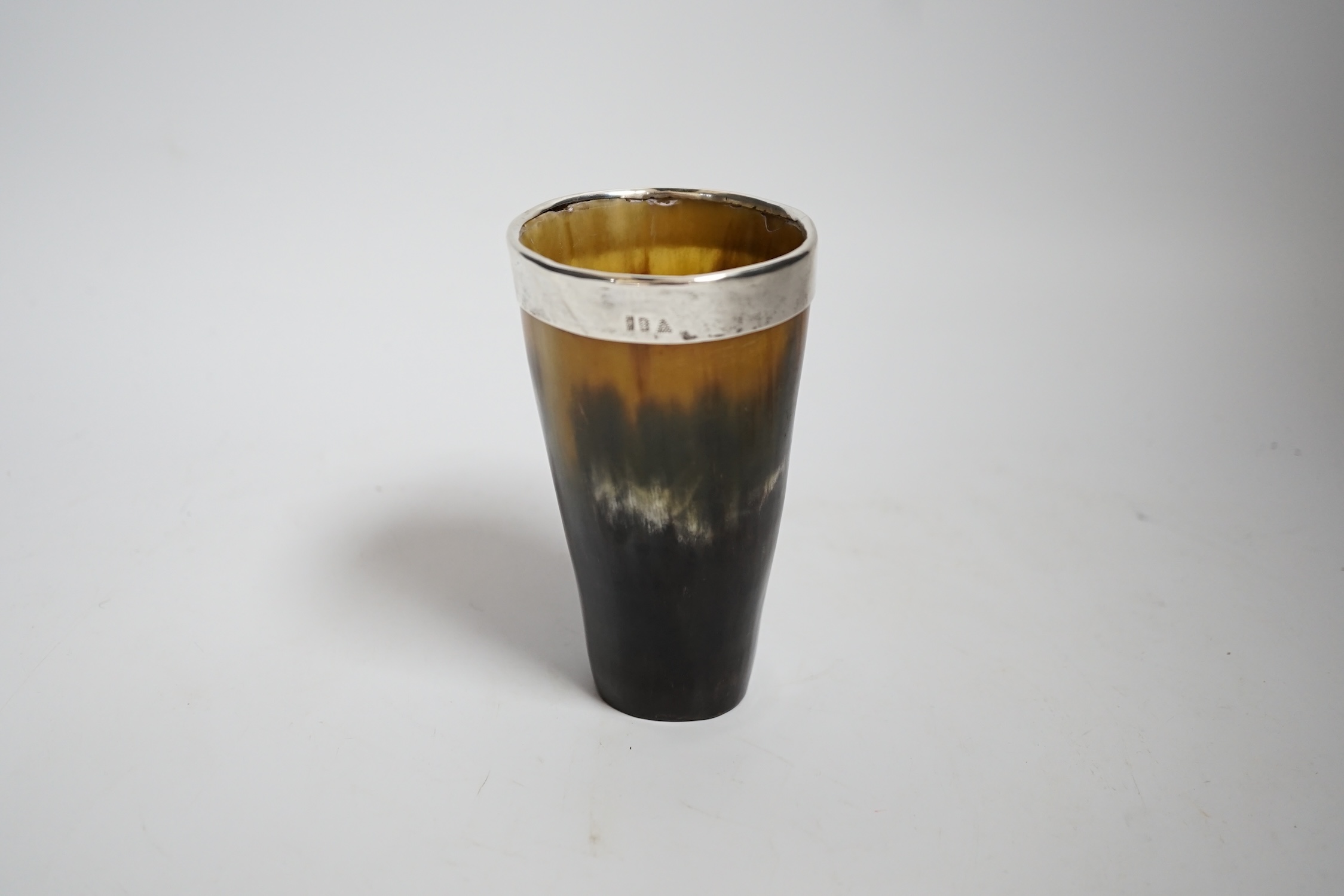 A silver rimmed horn beaker, 11.5cm - Image 4 of 5