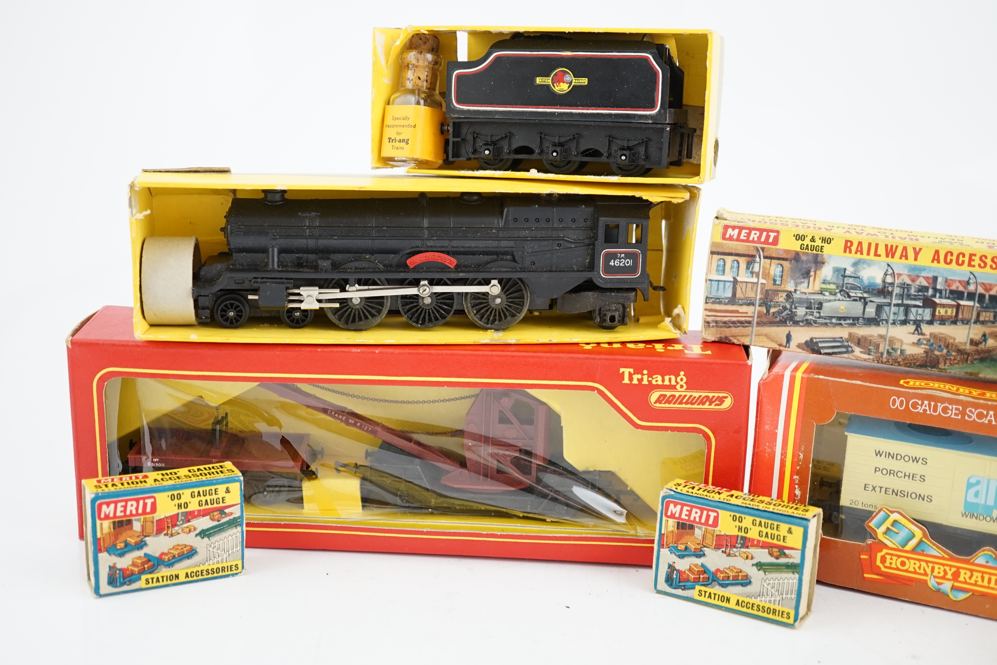 A collection of mostly Tri-ang Railways 00 gauge model railway, including three locomotives; a BR - Image 3 of 12