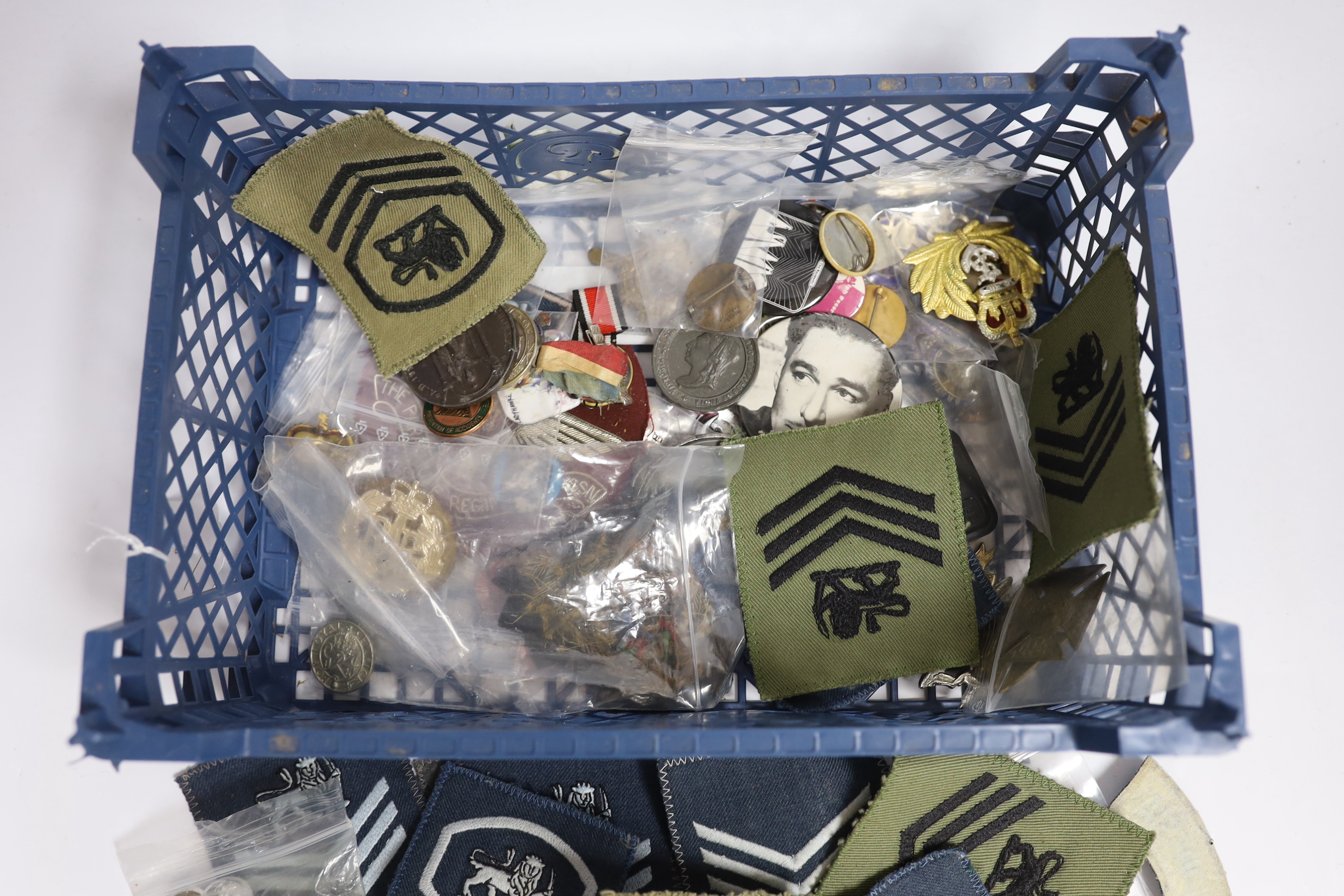 A collection of mostly military interest badges including cloth and enamelled examples - Bild 3 aus 3