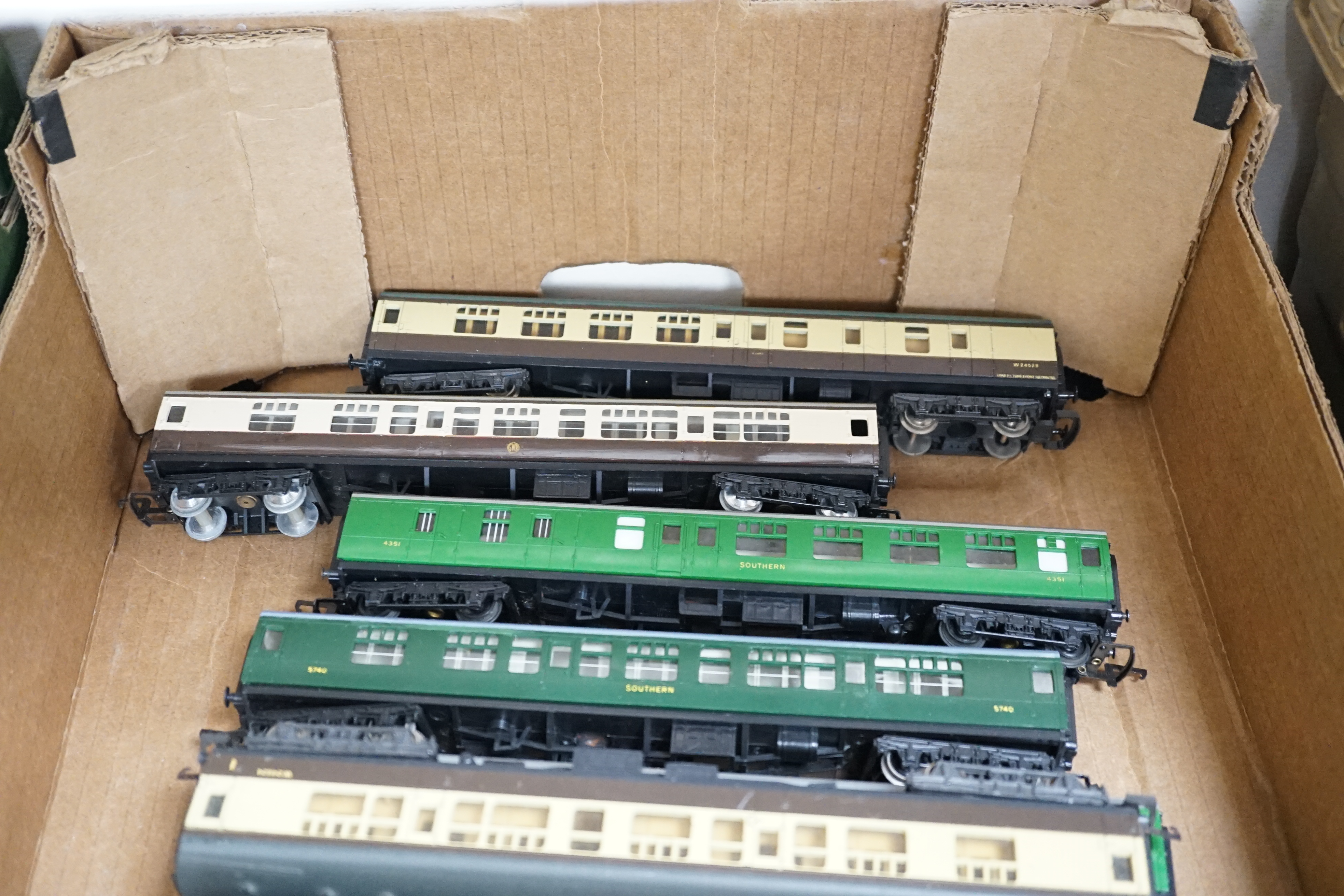 Sixteen 00 gauge model railway items by Hornby, Lima, etc. including a BR West Country Class 4-6- - Image 5 of 11