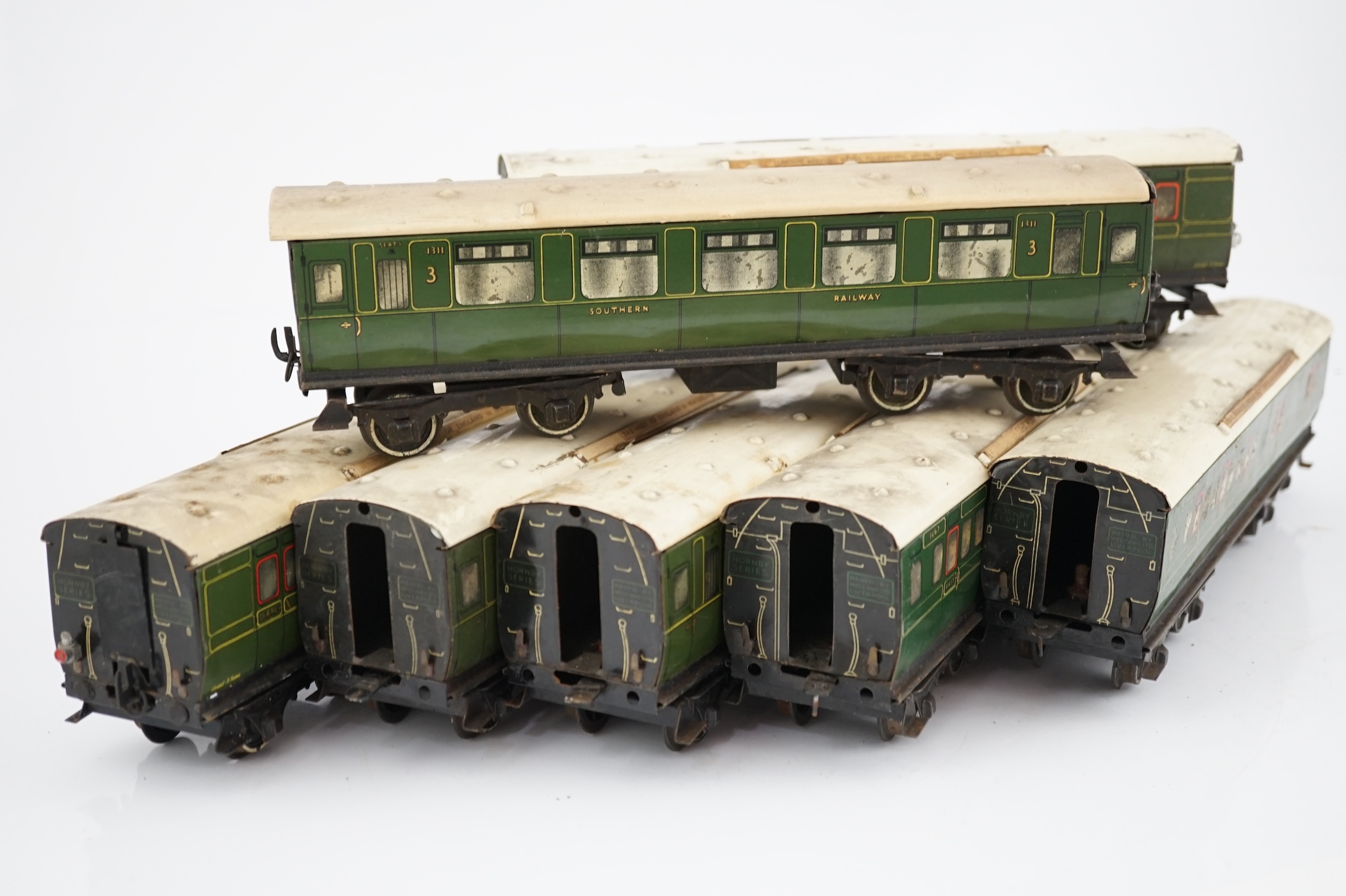 Seven Hornby 0 gauge tinplate No.2 coaches in Southern Railway livery - Bild 7 aus 10