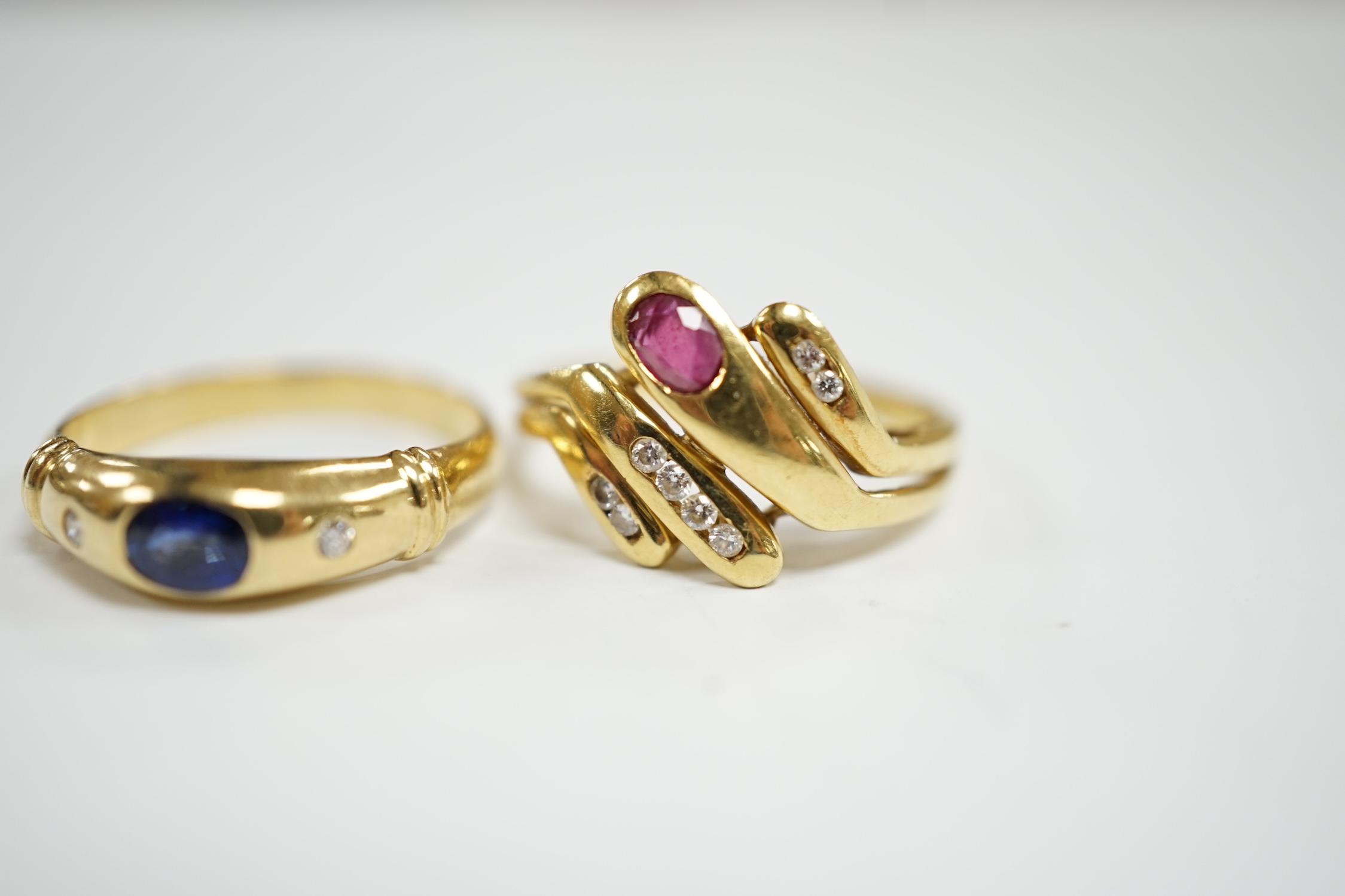 A modern 750 yellow metal and gypsy set single stone sapphire and two stone diamond set ring, size - Image 3 of 4