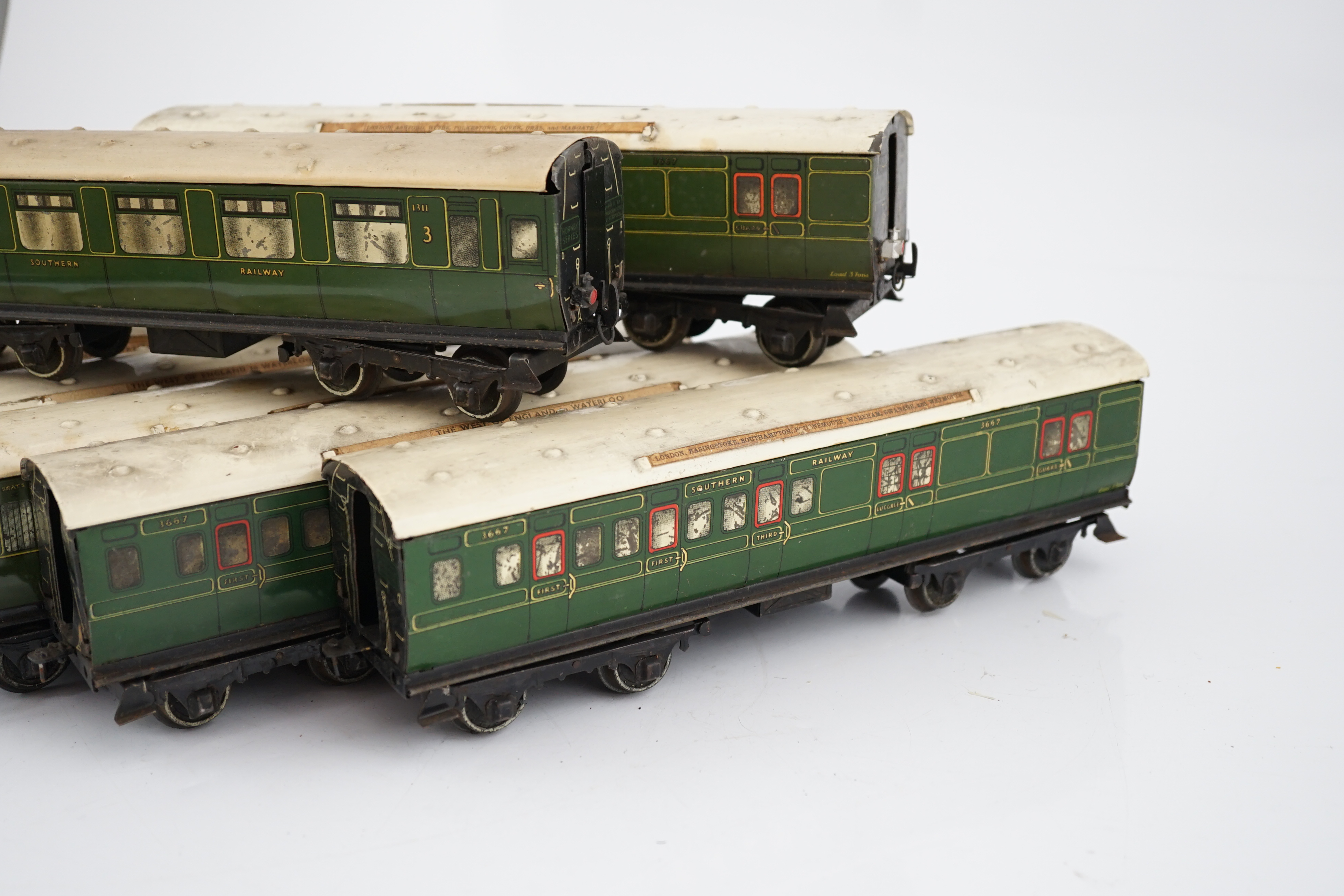 Seven Hornby 0 gauge tinplate No.2 coaches in Southern Railway livery - Image 4 of 10