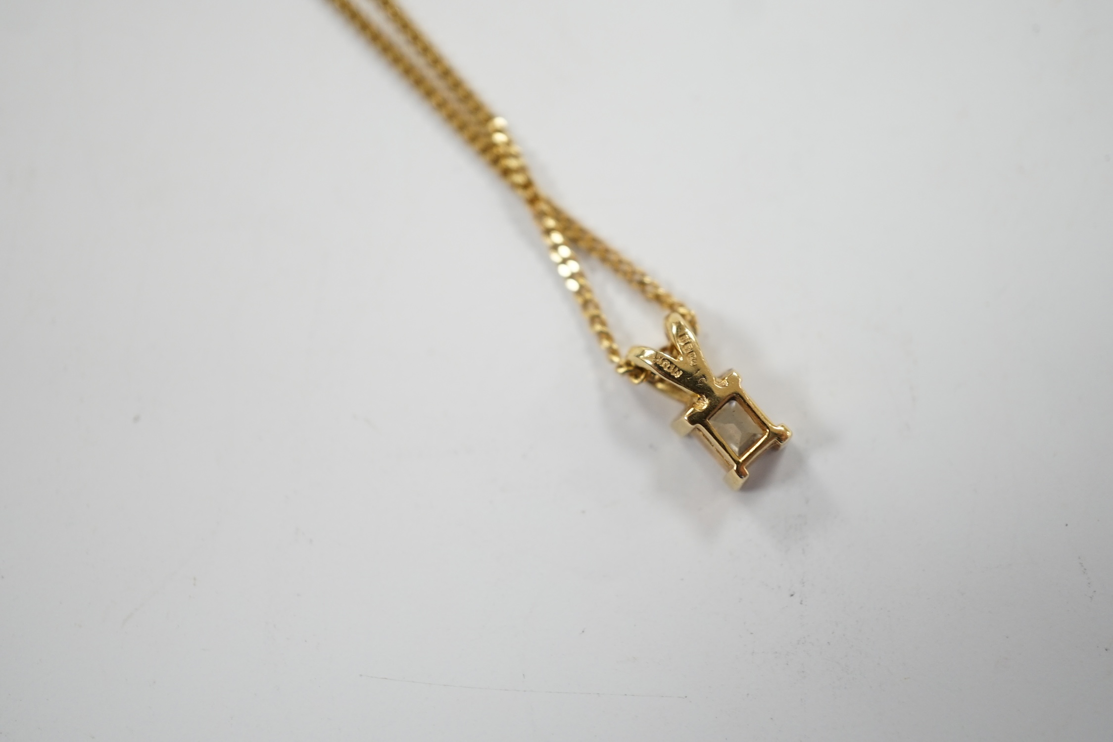 A modern 18ct gold and single stone fancy rectangular cut diamond set pendant, 9mm, on an 18ct - Bild 4 aus 4