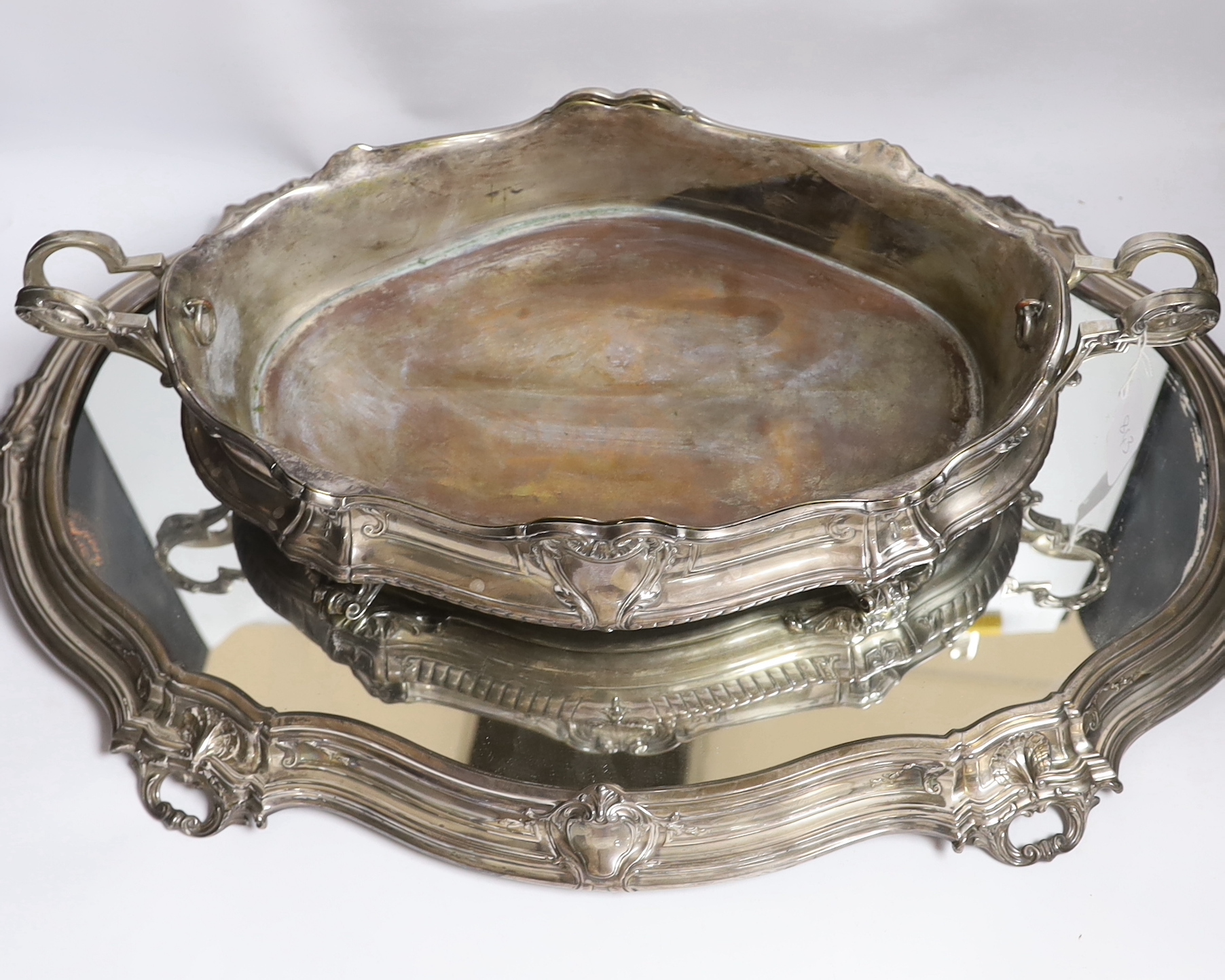 A large ornate Belgian? 800 standard white metal two handled oval centrepiece, 53cm, 46.1oz, with - Bild 2 aus 3