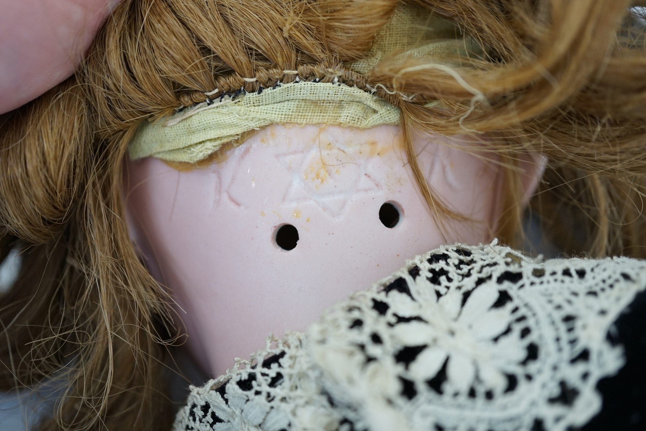 A Kramer & Reinhard/S&H bisque head doll, pierced ears, original wig, clothes and shoes, 52cm - Bild 4 aus 5