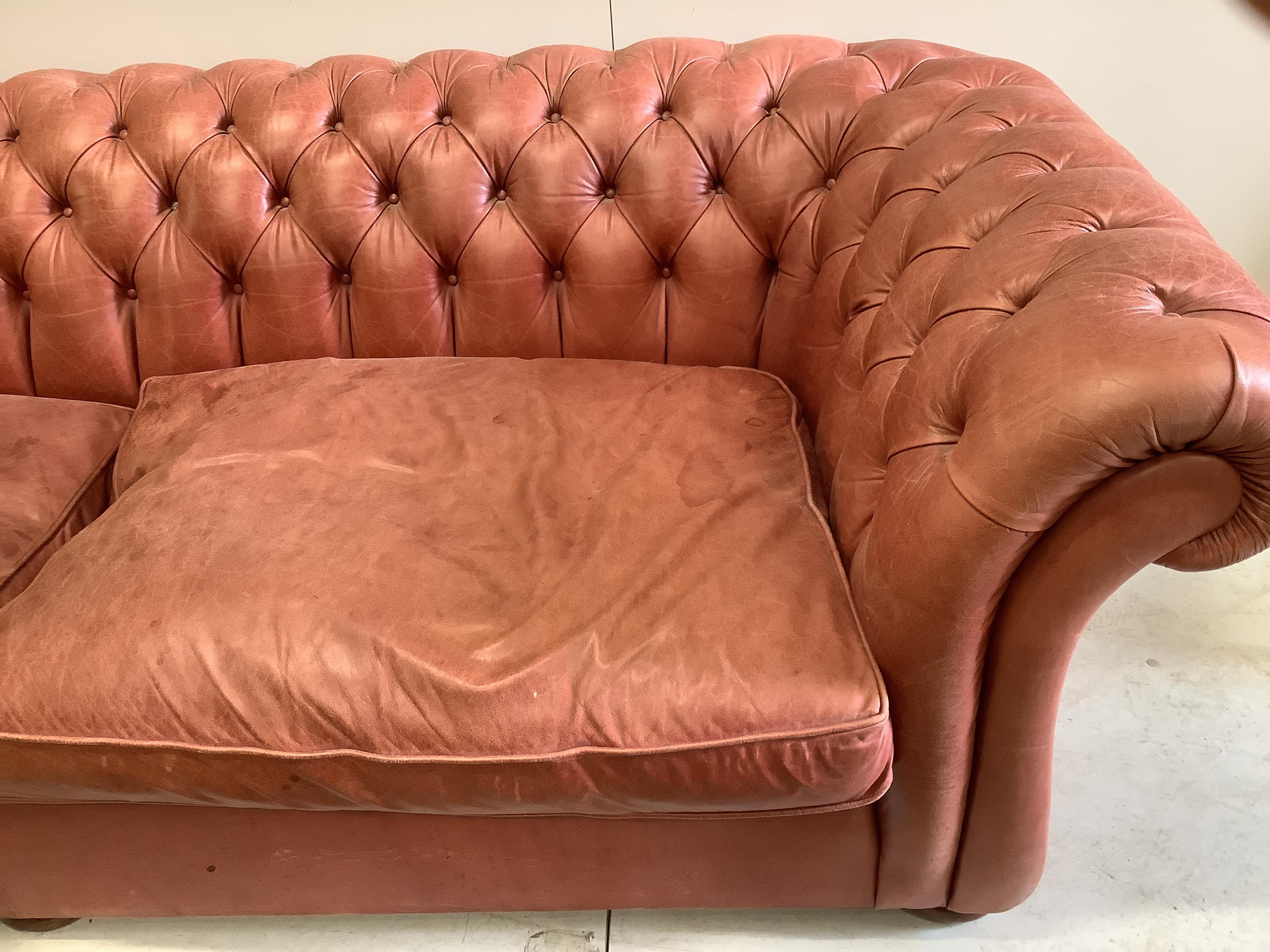 A large Victorian style buttoned back pale red leather Chesterfield settee, width 270cm, depth - Bild 3 aus 4