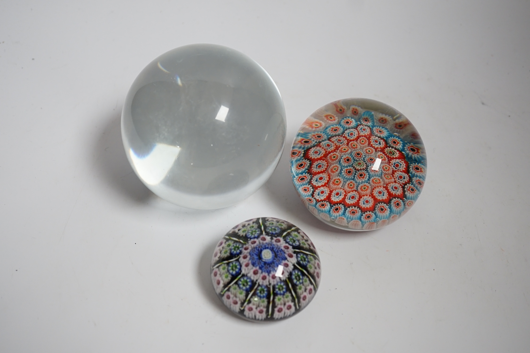 Two millefiori paperweights and a glass ball, largest 10cm in diameter - Bild 2 aus 5