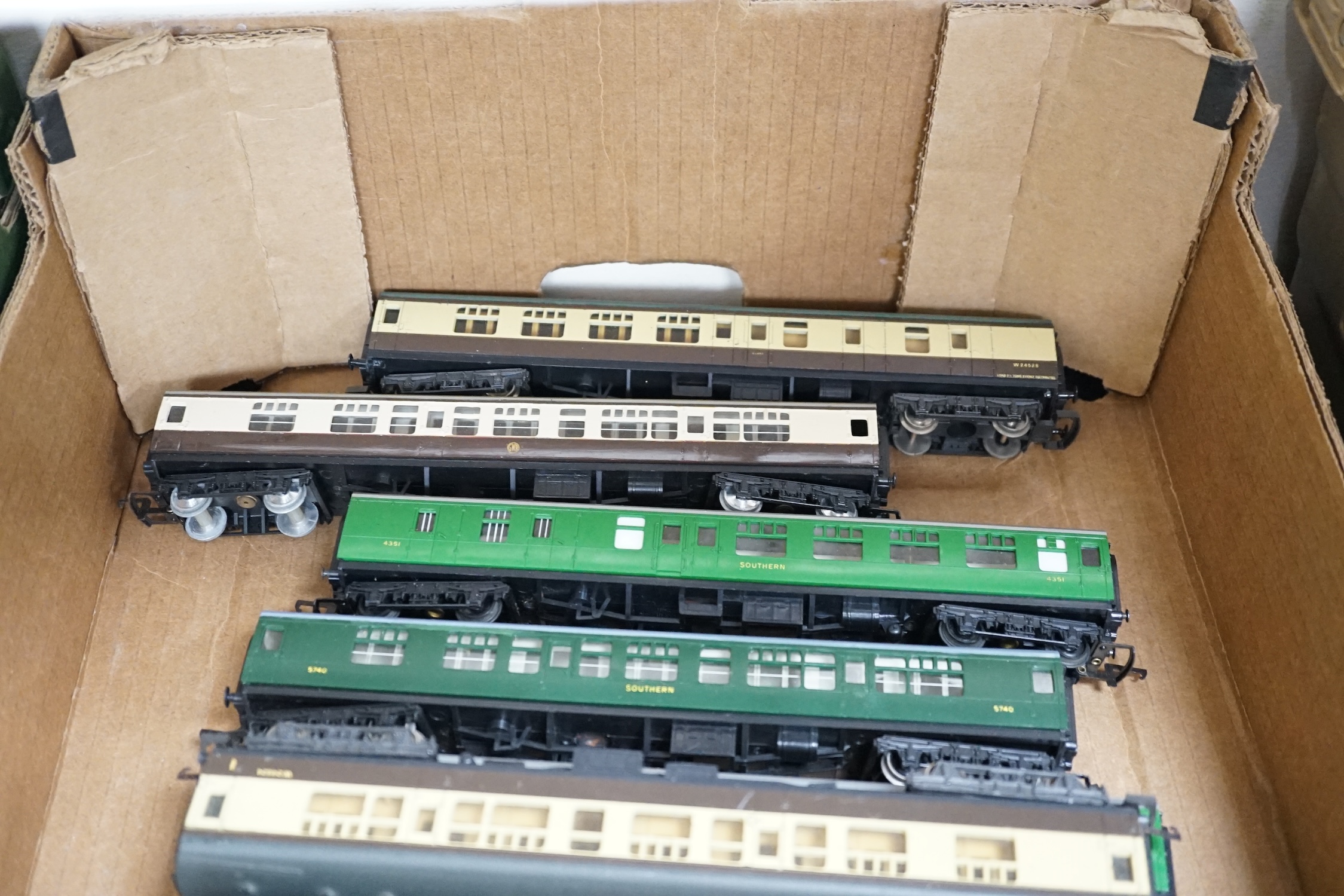 Sixteen 00 gauge model railway items by Hornby, Lima, etc. including a BR West Country Class 4-6- - Image 9 of 11