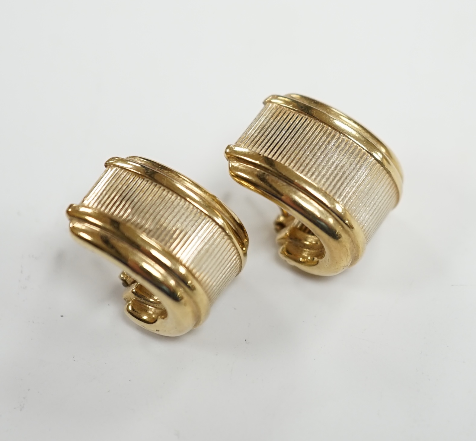 A modern pair of 375 earrings, with central textured band, 18mm, 4.9 grams.