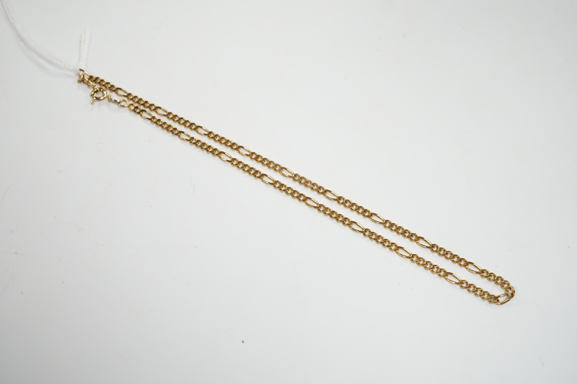 A modern 9ct gold flat curb link chain, 36cm, 7.7 grams. - Bild 2 aus 3