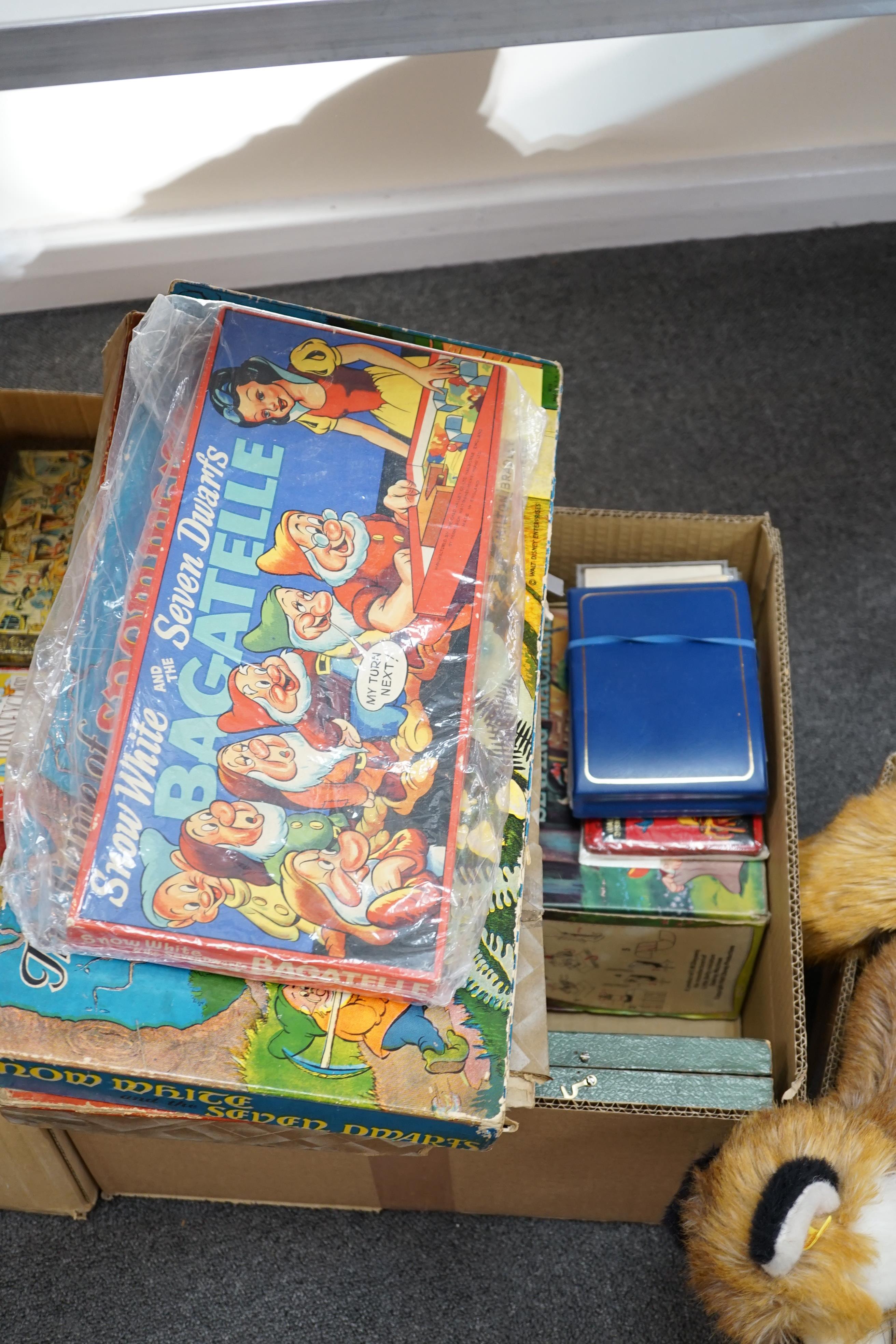 A collection of Disney Snow White memorabilia including; board games, a bagatelle board, jigsaw - Bild 2 aus 3
