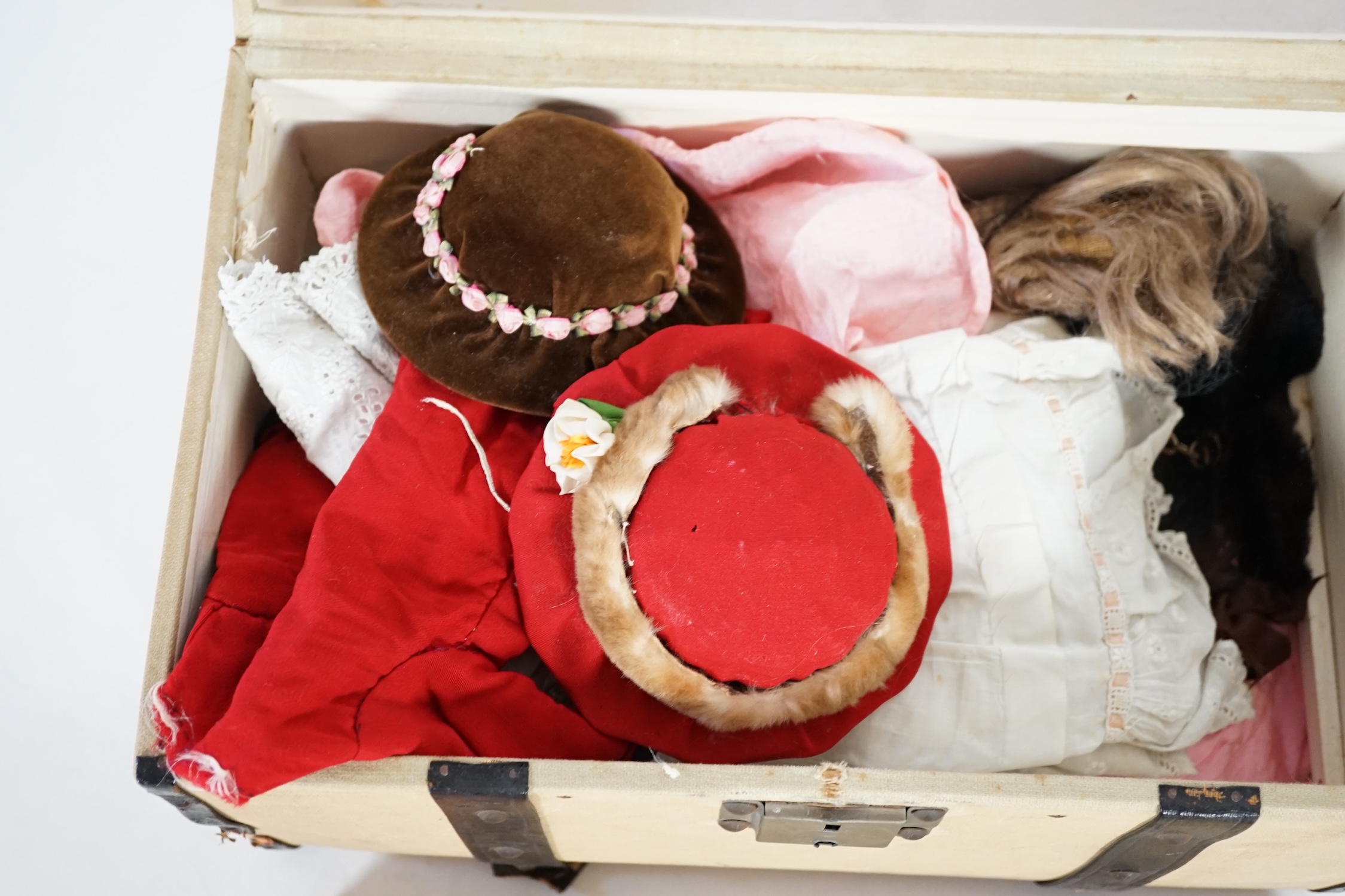 A doll's trunk with assorted vintage clothes, shoes and doll's accessories - Image 4 of 6