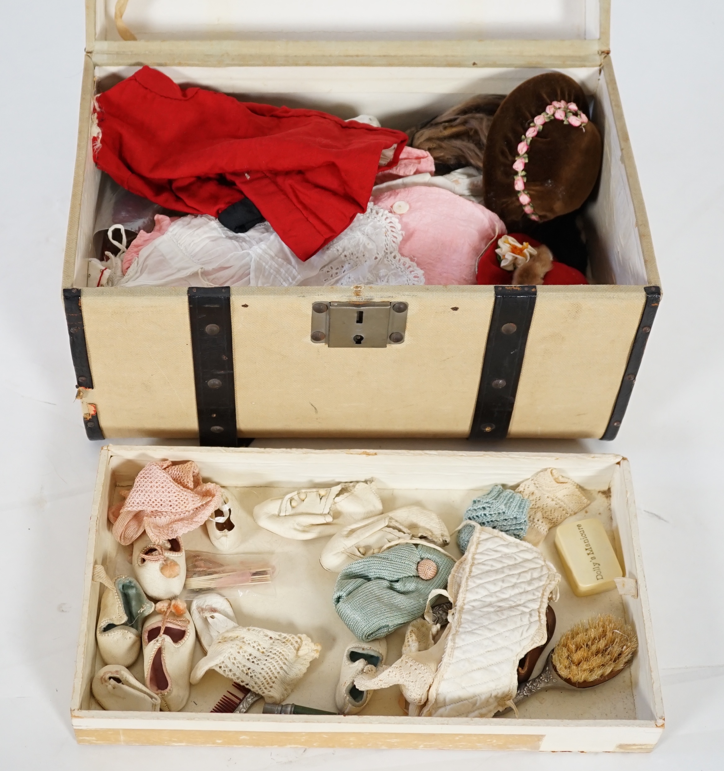 A doll's trunk with assorted vintage clothes, shoes and doll's accessories