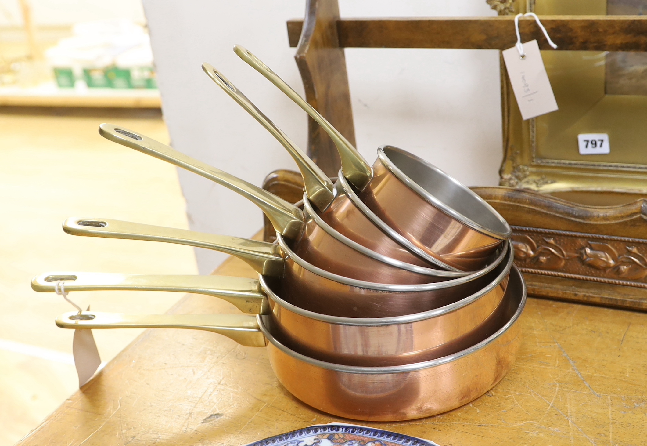 A graduated set of six copper and brass saucepans with beech hanging rack, 104cm wide - Image 2 of 4