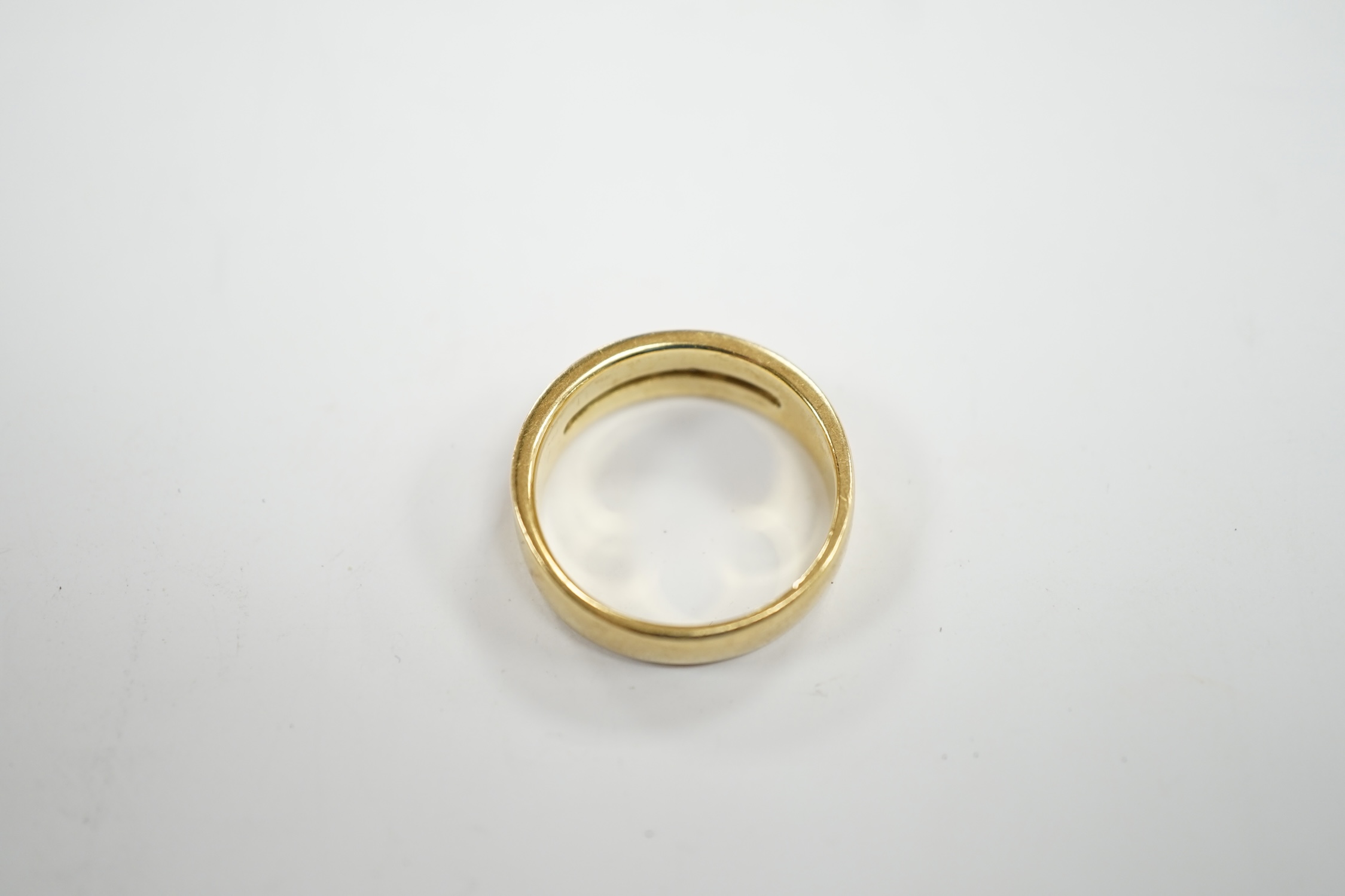 A modern 18ct gold and five stone diamond set half hoop ring, size O, gross weight 6.2 grams. - Image 5 of 5