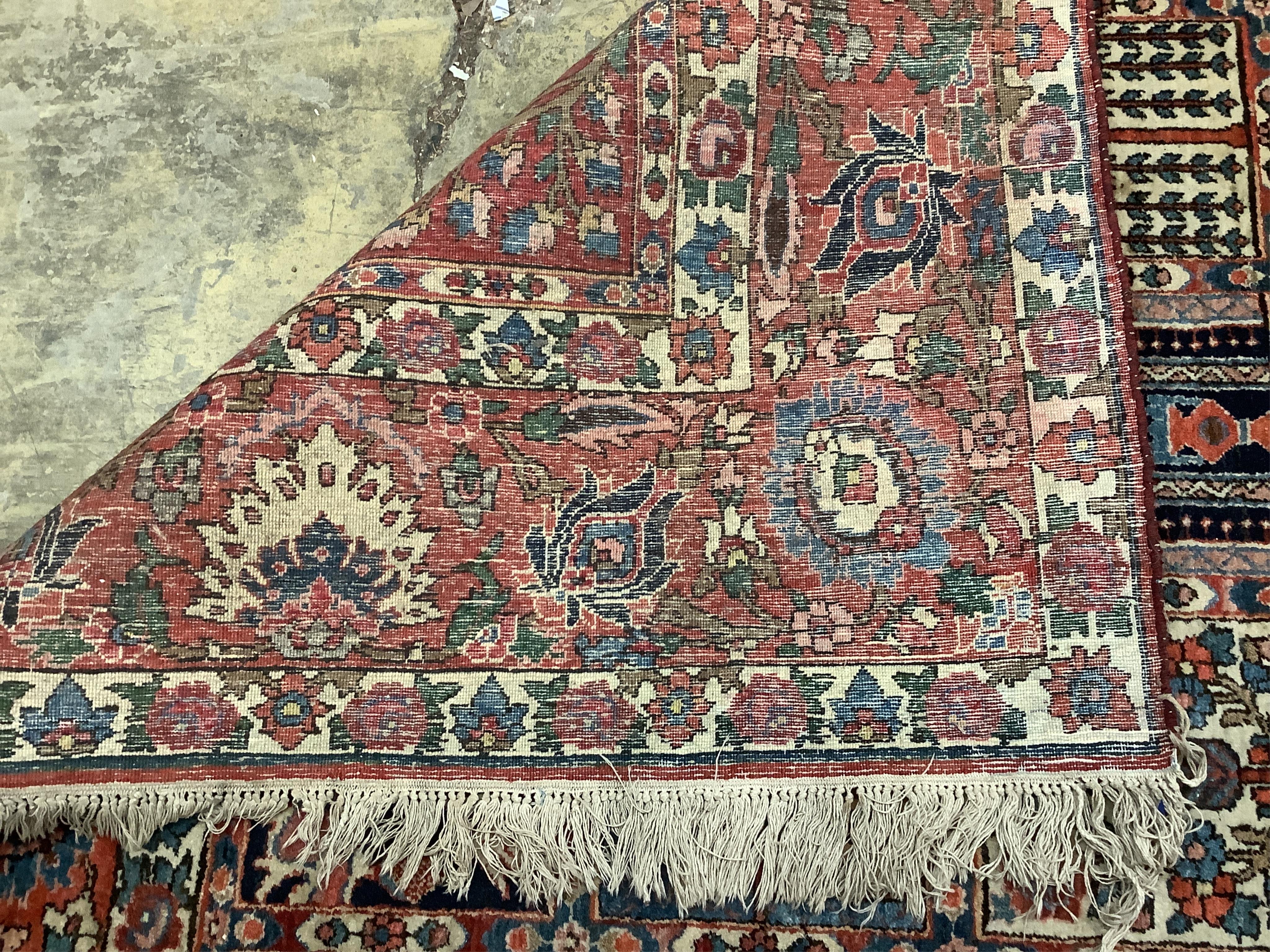 A Baktiari carpet, 418 x 314cm - Image 4 of 4