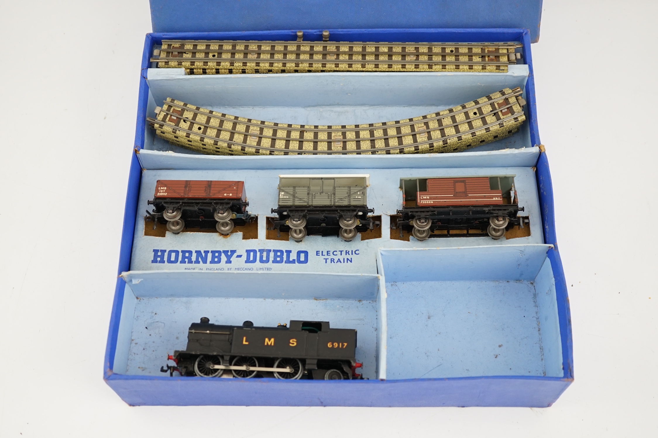 A collection of Hornby Dublo railway for 3-rail running, including; a boxed EDG7 Tank Goods Train - Bild 13 aus 22