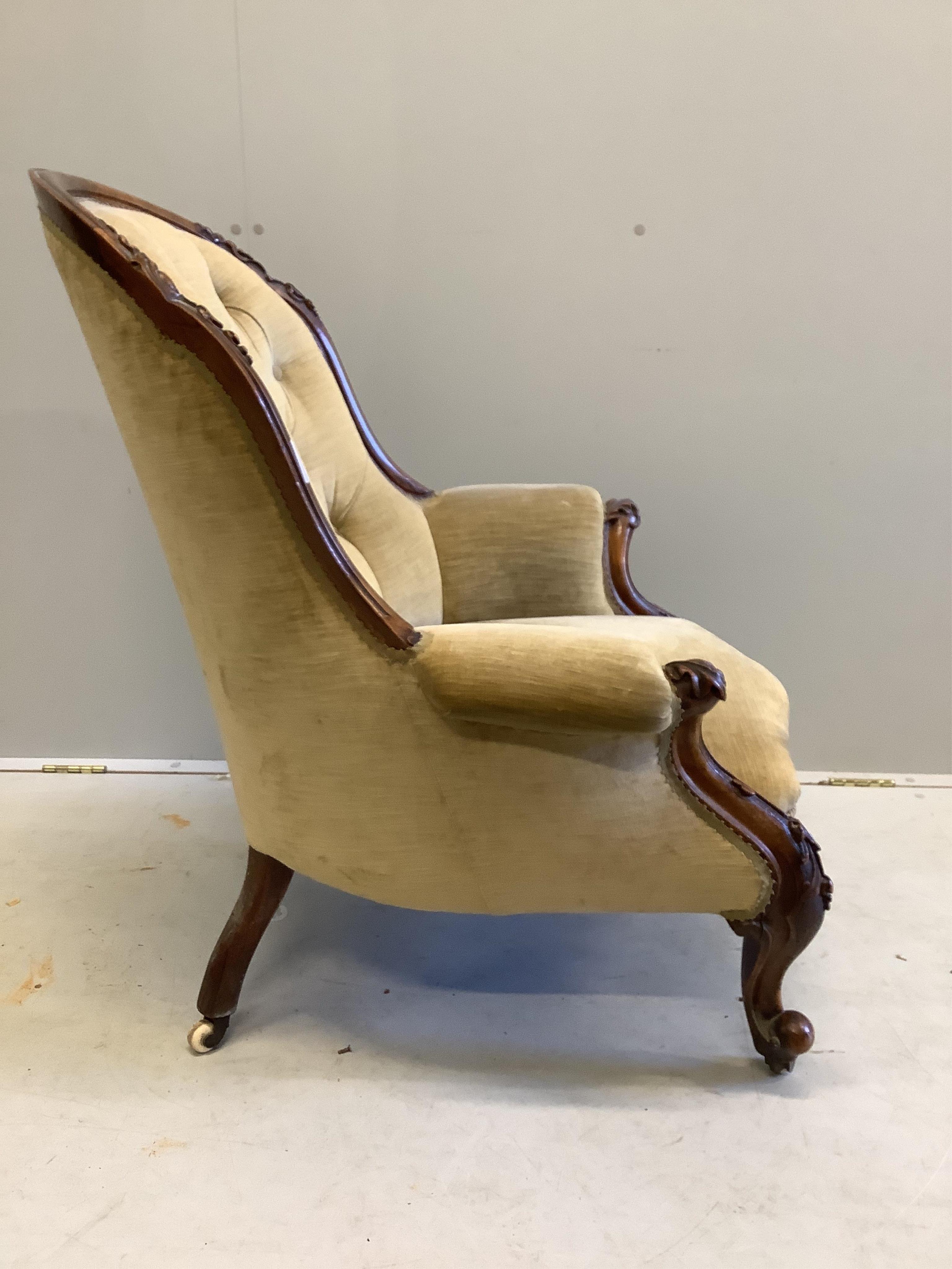 A Victorian walnut upholstered spoonback armchair, width 75cm, depth 80cm, height 94cm - Bild 2 aus 2