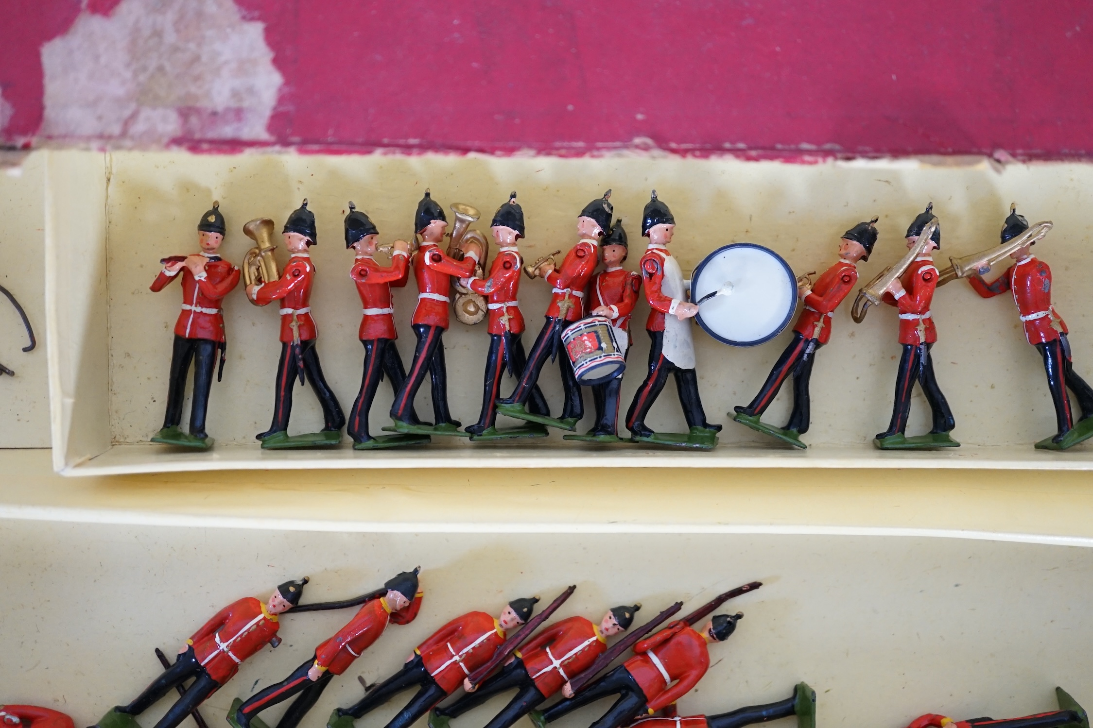 A Britains ‘Regiments Of All Nations’ series box of lead soldiers, including twelve Scottish - Bild 3 aus 7