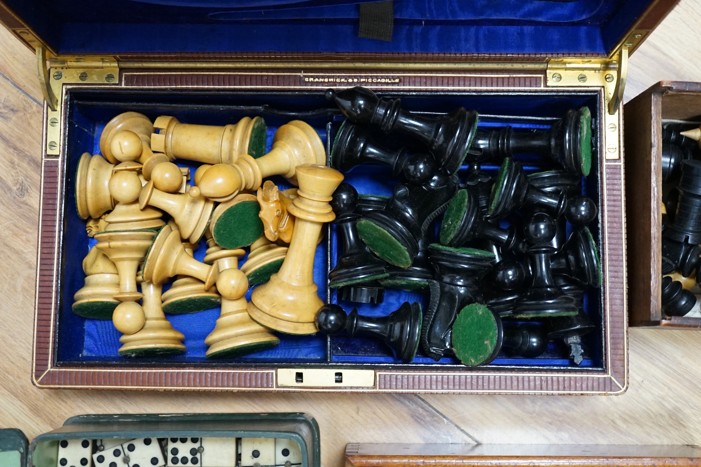 Three sets of dominoes and two chess sets, one Staunton pattern - Bild 3 aus 6