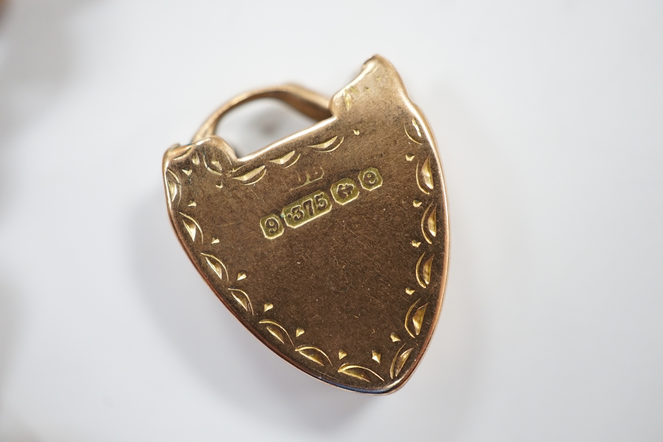 An Edwardian 9ct gold hollow curb link bracelet, with heart shaped padlock clasp(a.f.), 20cm, 23 - Image 3 of 3