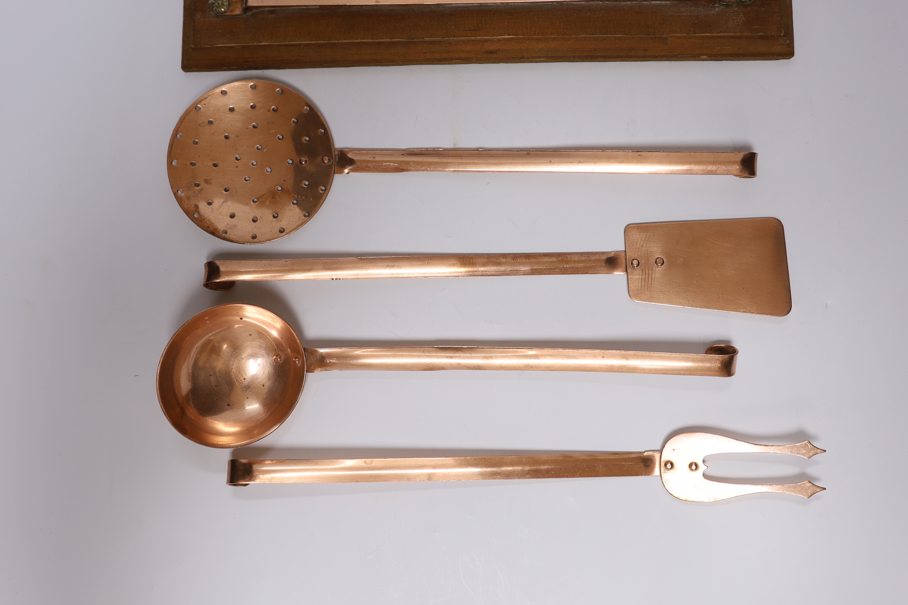 A set of five French copper utensils with hanging rack - Image 2 of 3