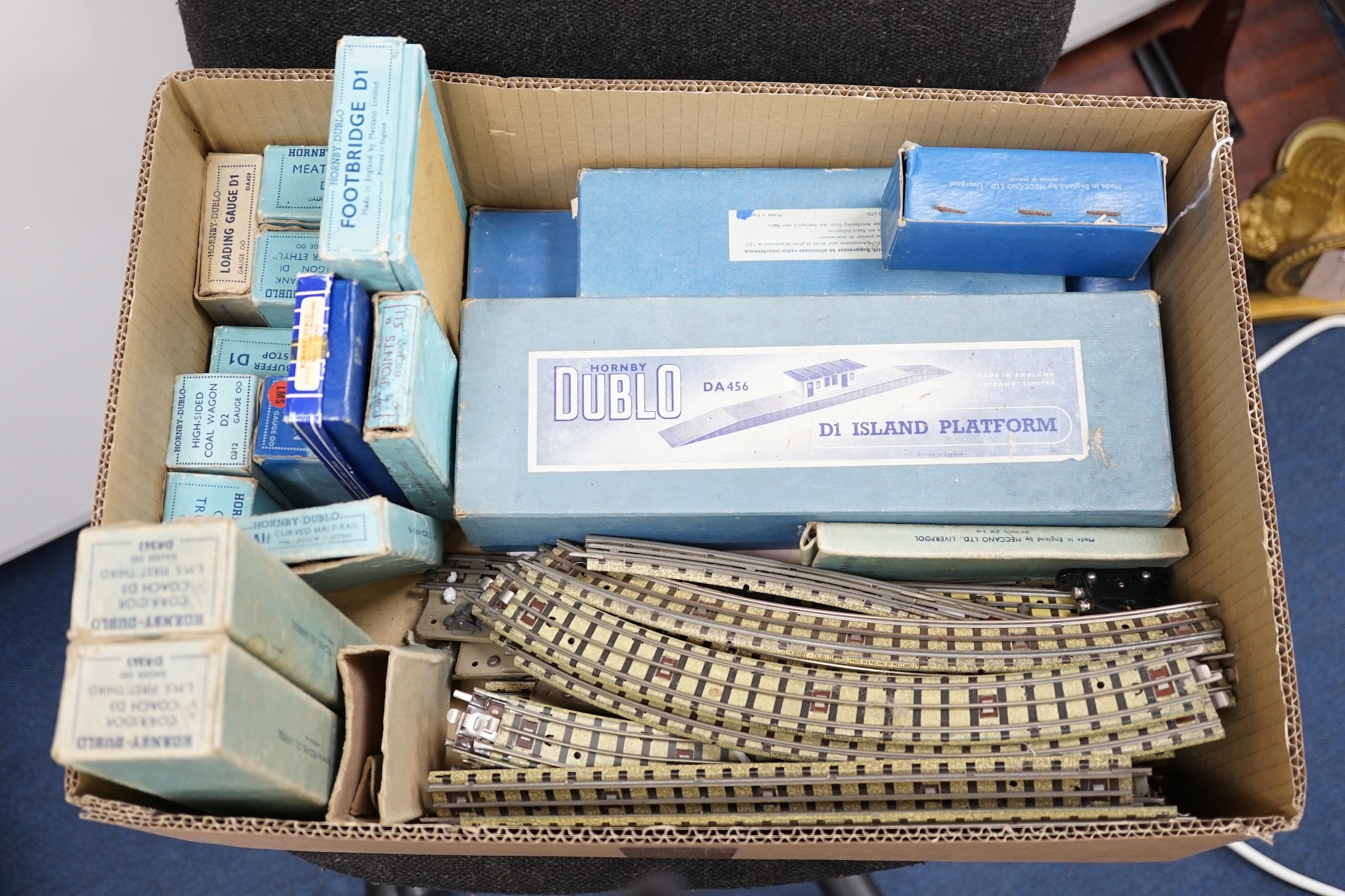 A collection of Hornby Dublo railway for 3-rail running, including a boxed Duchess of Atholl, - Bild 9 aus 14