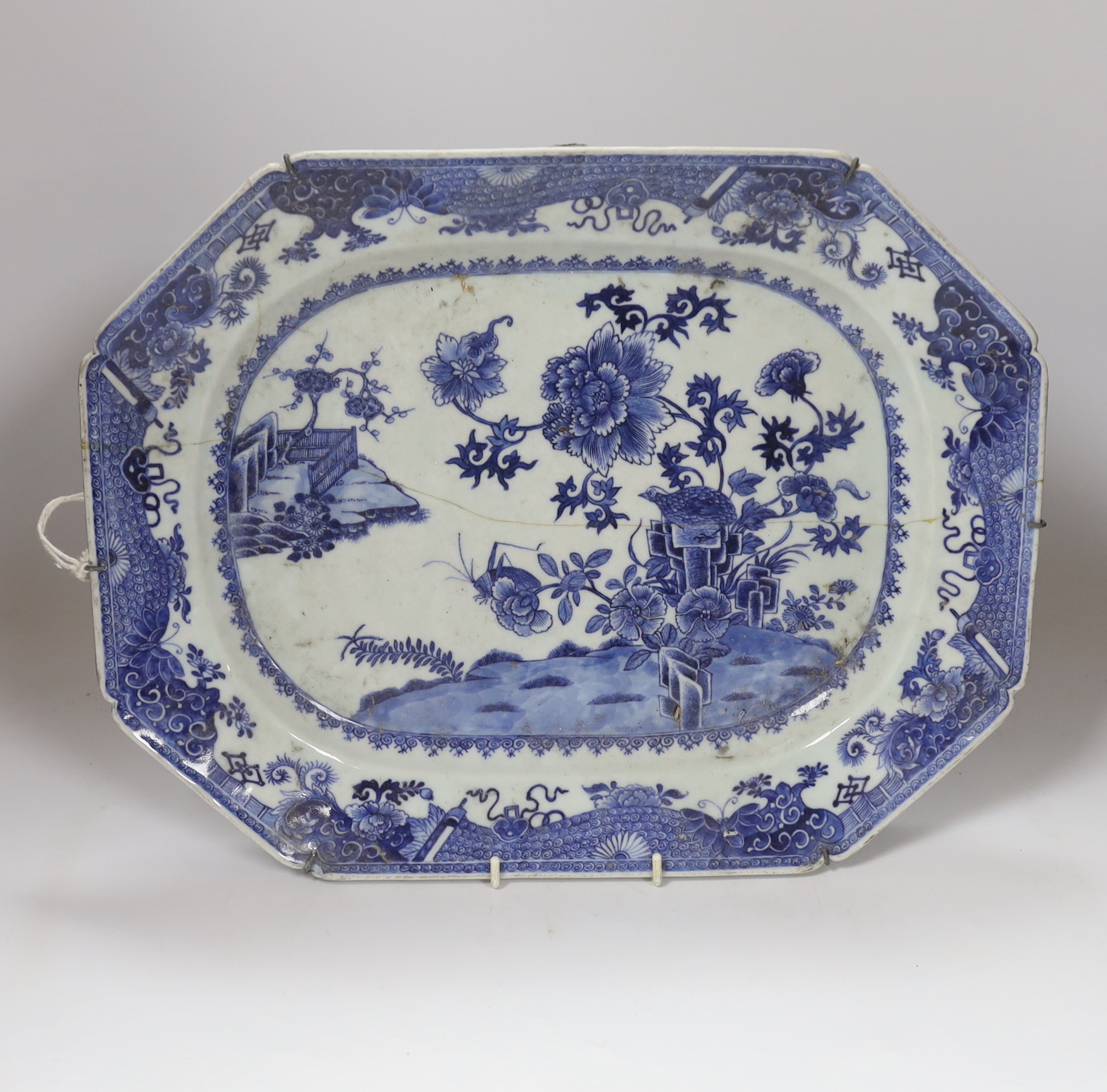 An 18th century Chinese export octagonal blue and white dish, 40cm