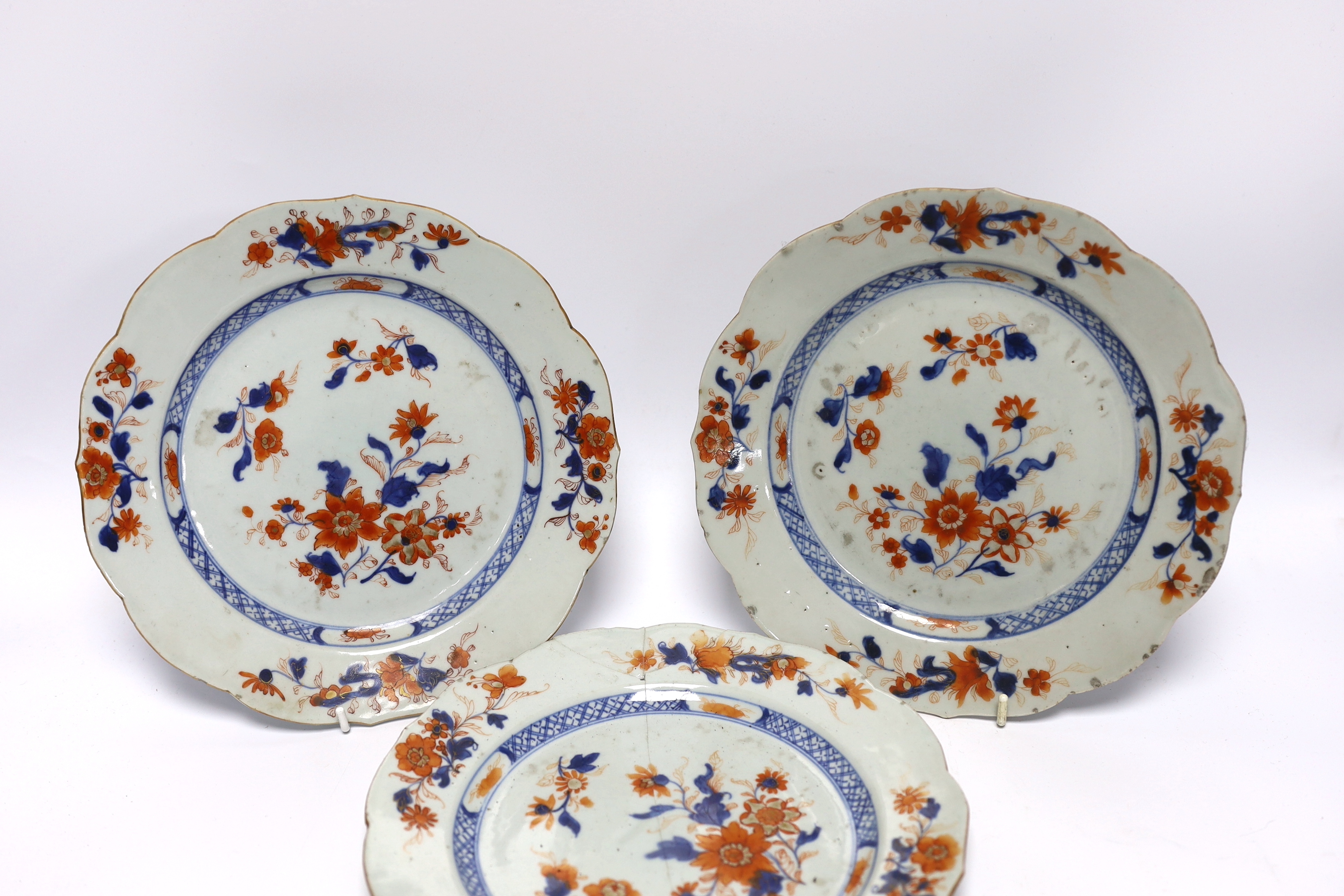 A group of five 18th century Chinese Imari plates, 22.5cm - Image 2 of 4