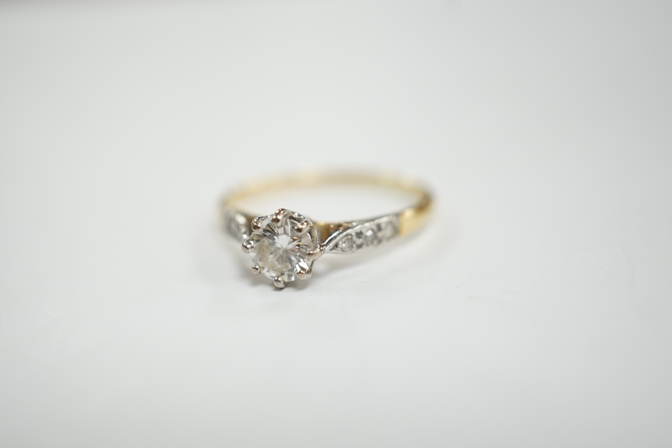 An 18ct and single stone diamond set ring, with diamond chip set shoulders, size M, gross weight 1.9 - Image 3 of 6