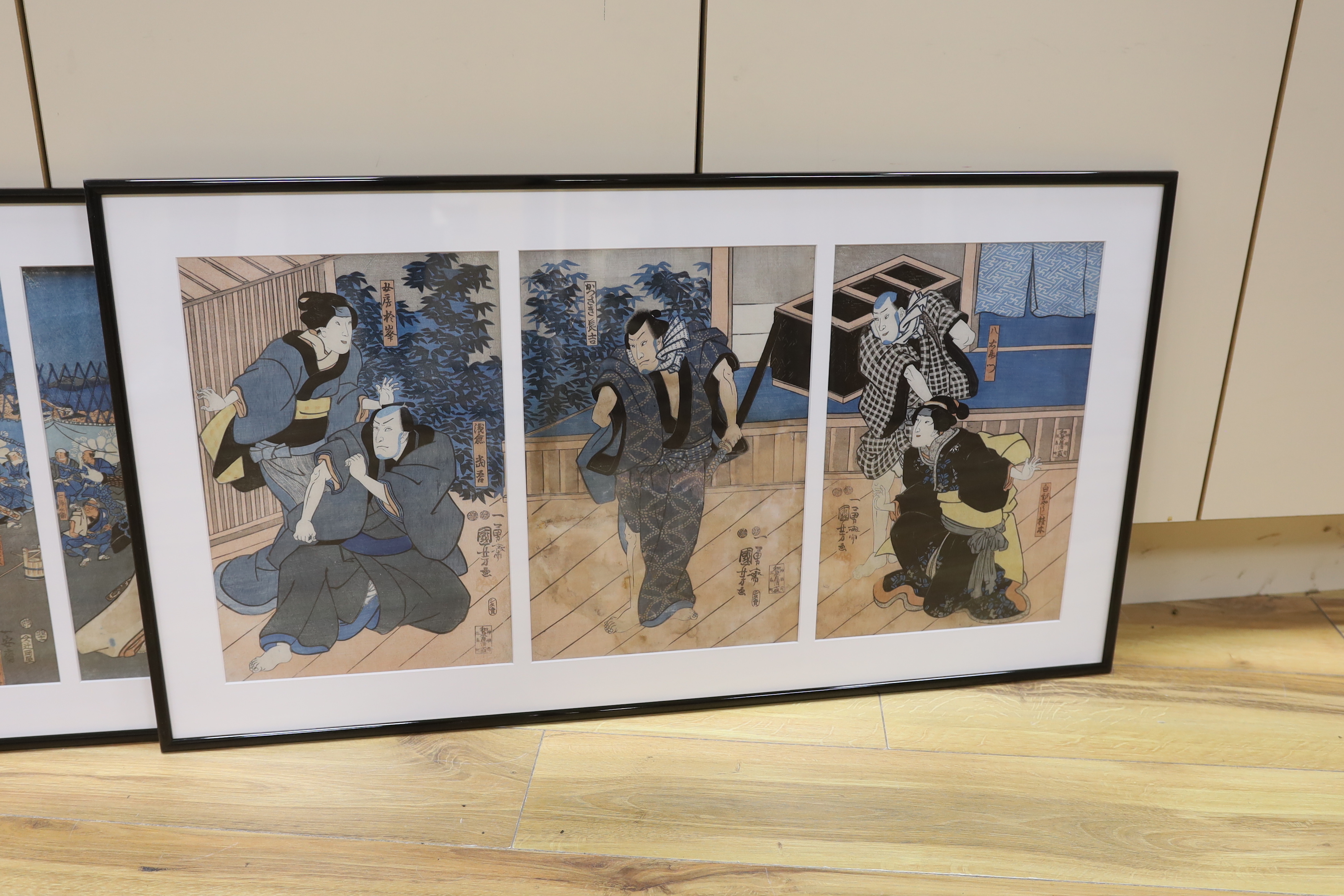 A set of three Japanese triptych woodblock prints, including after Kuniyochi (1798-1861), scene of - Bild 4 aus 4
