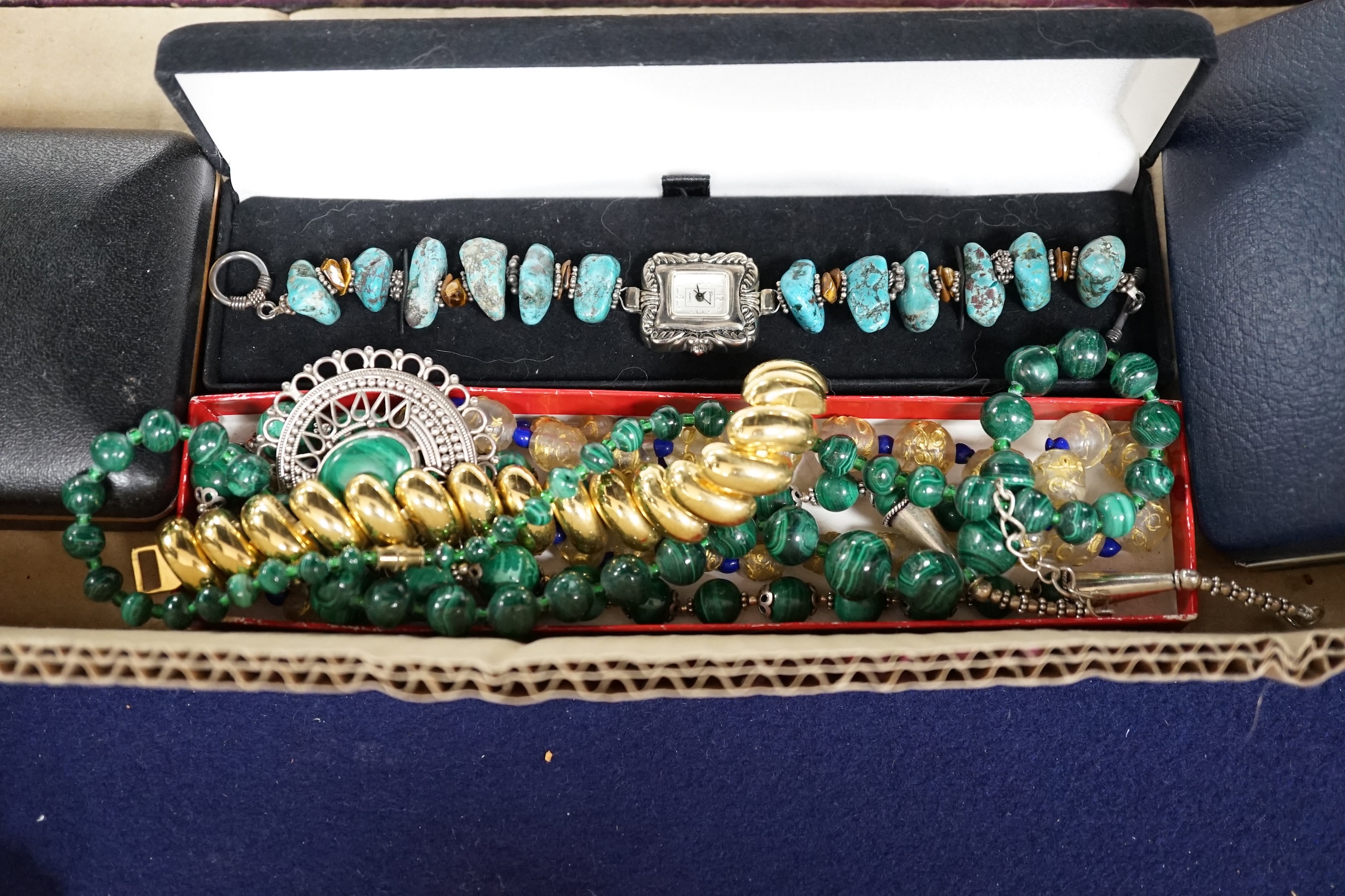 A quantity of assorted jewellery including 925 and costume and other items including a modern silver - Image 4 of 5